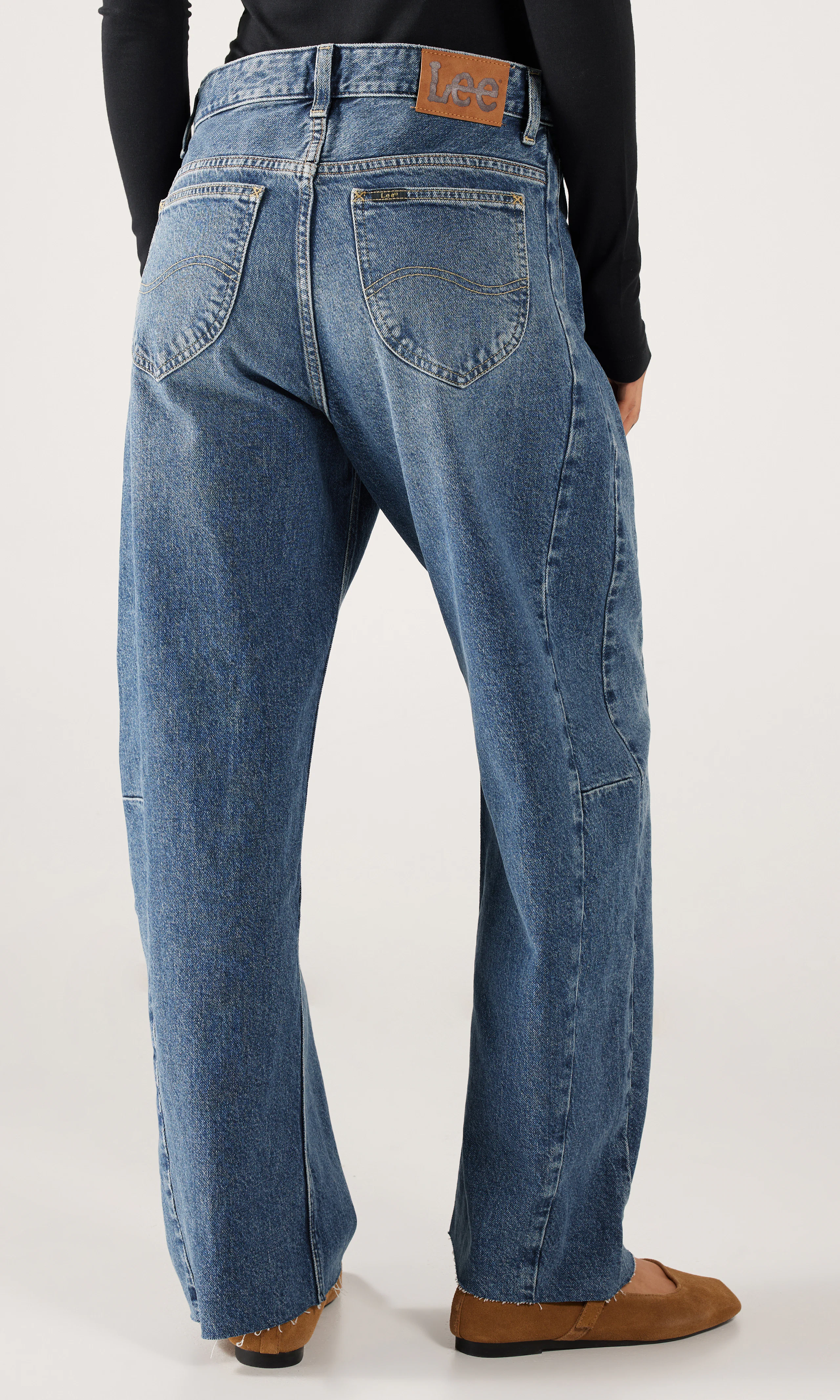 Rider Barrel Mørk Blå Jeans. Back. Model.