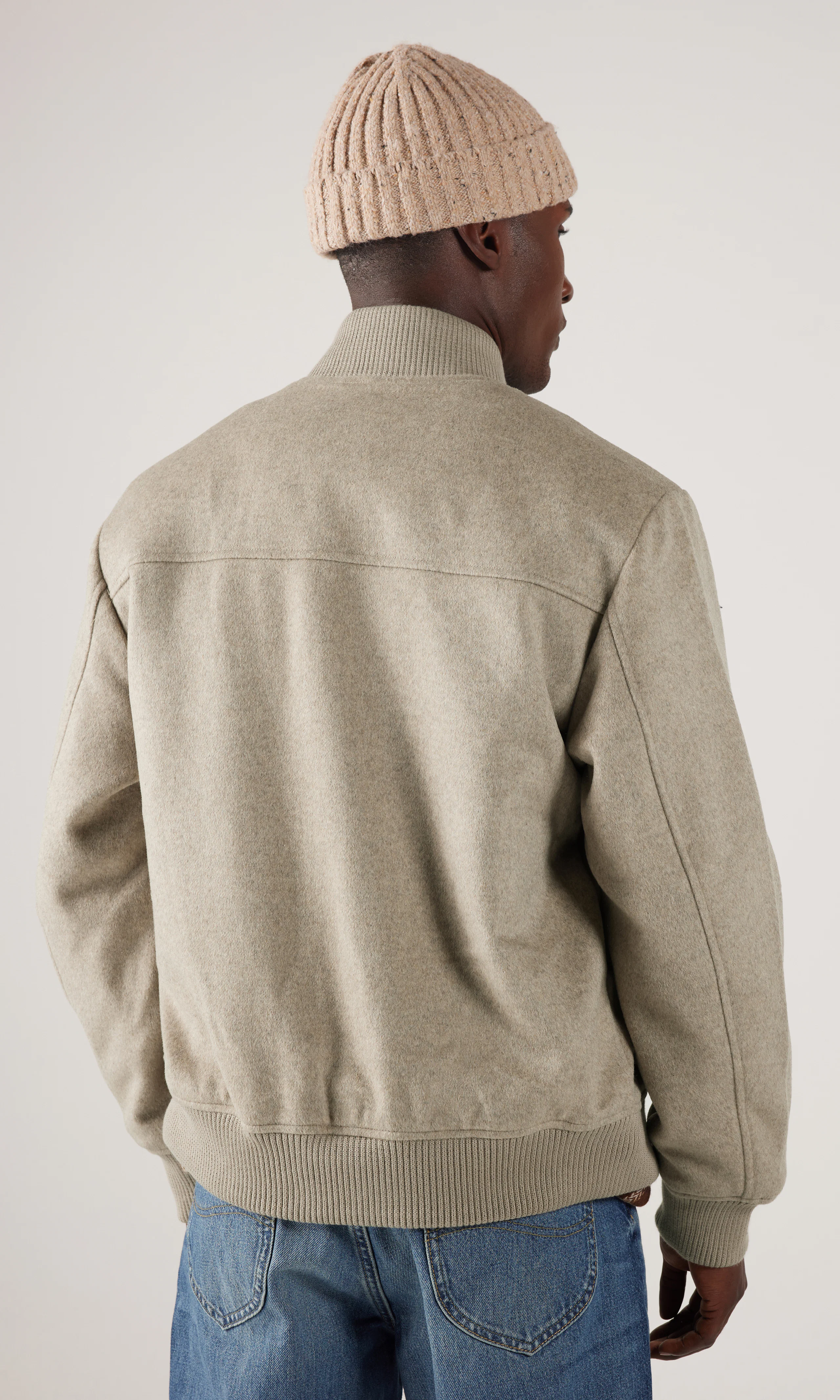 Wool Beige Bombertakki. Back. Model.