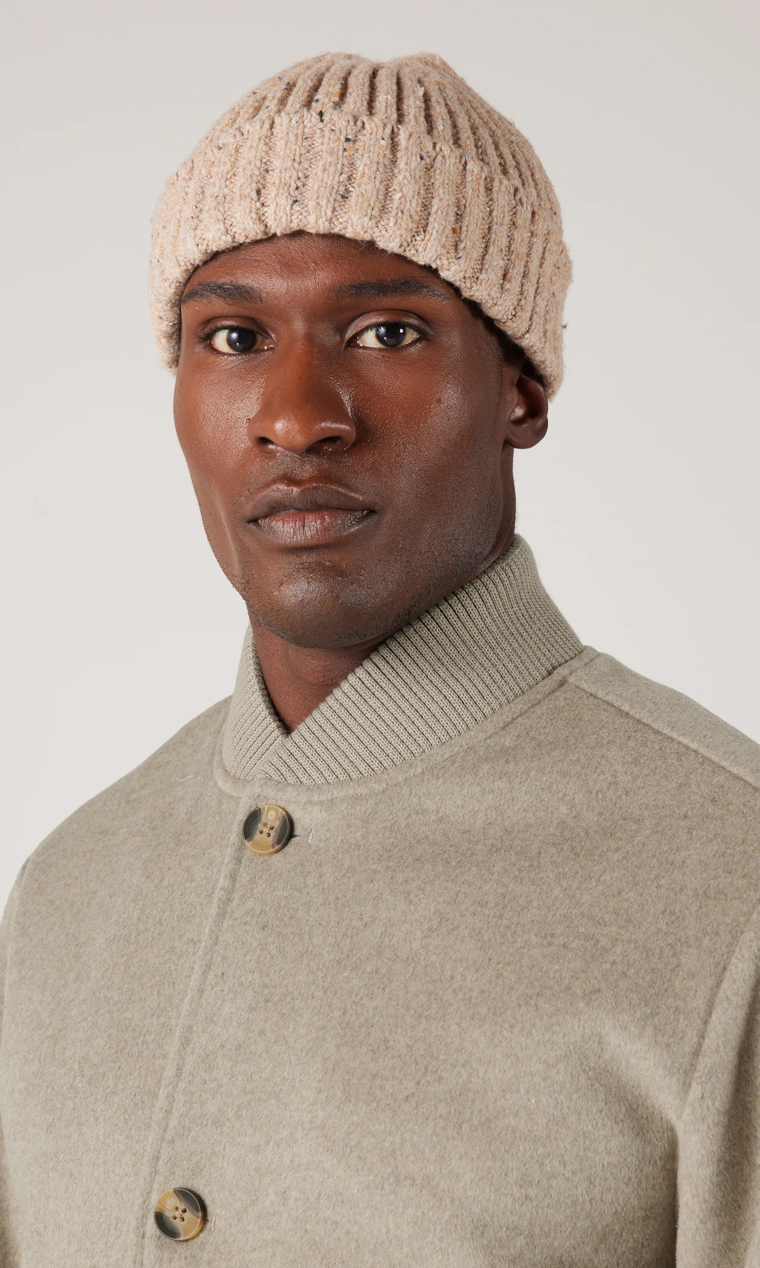 Wool Beige Bombertakki. Detail 1. Model.