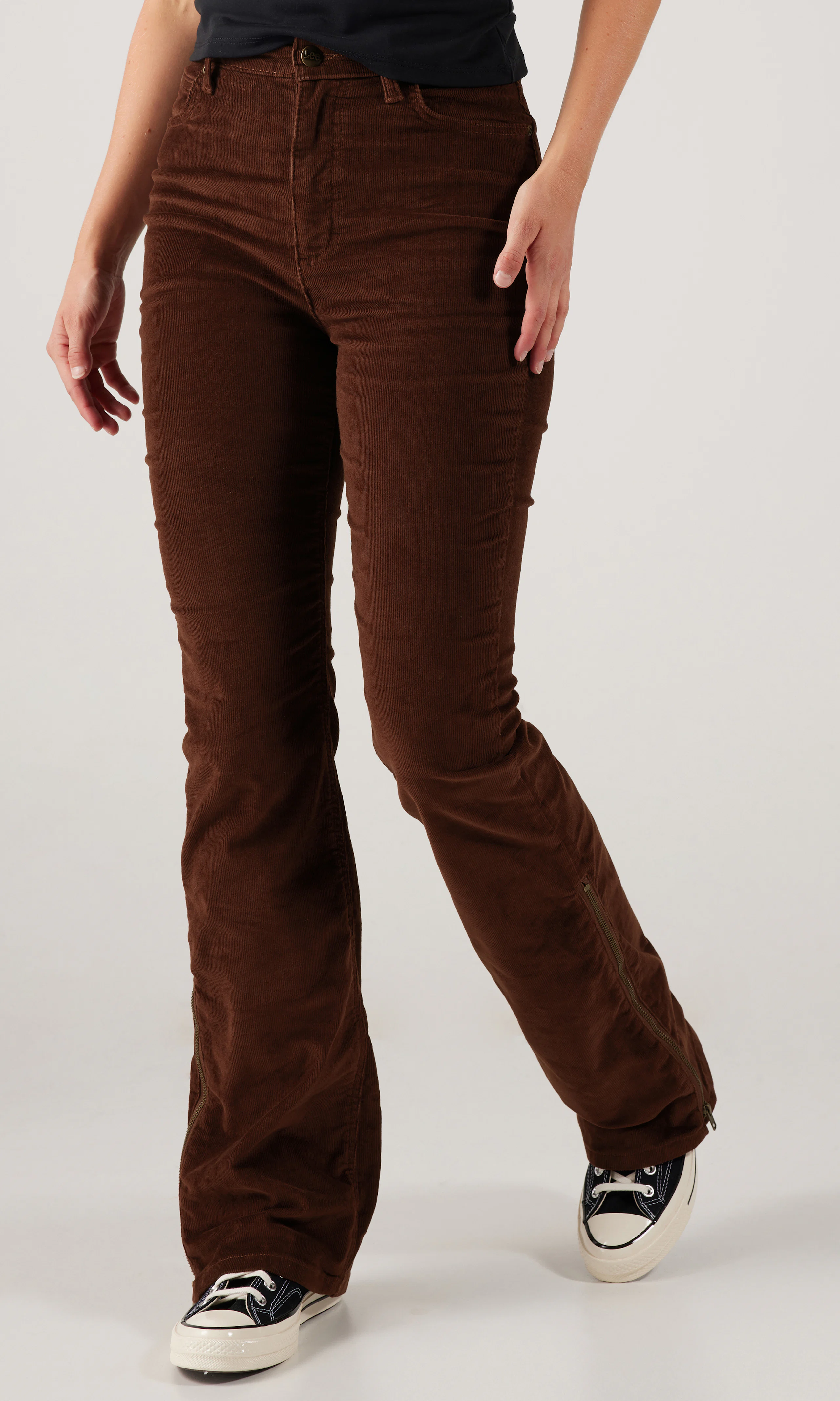 Zipped Bootcut Brun Jeans. Front. Model.