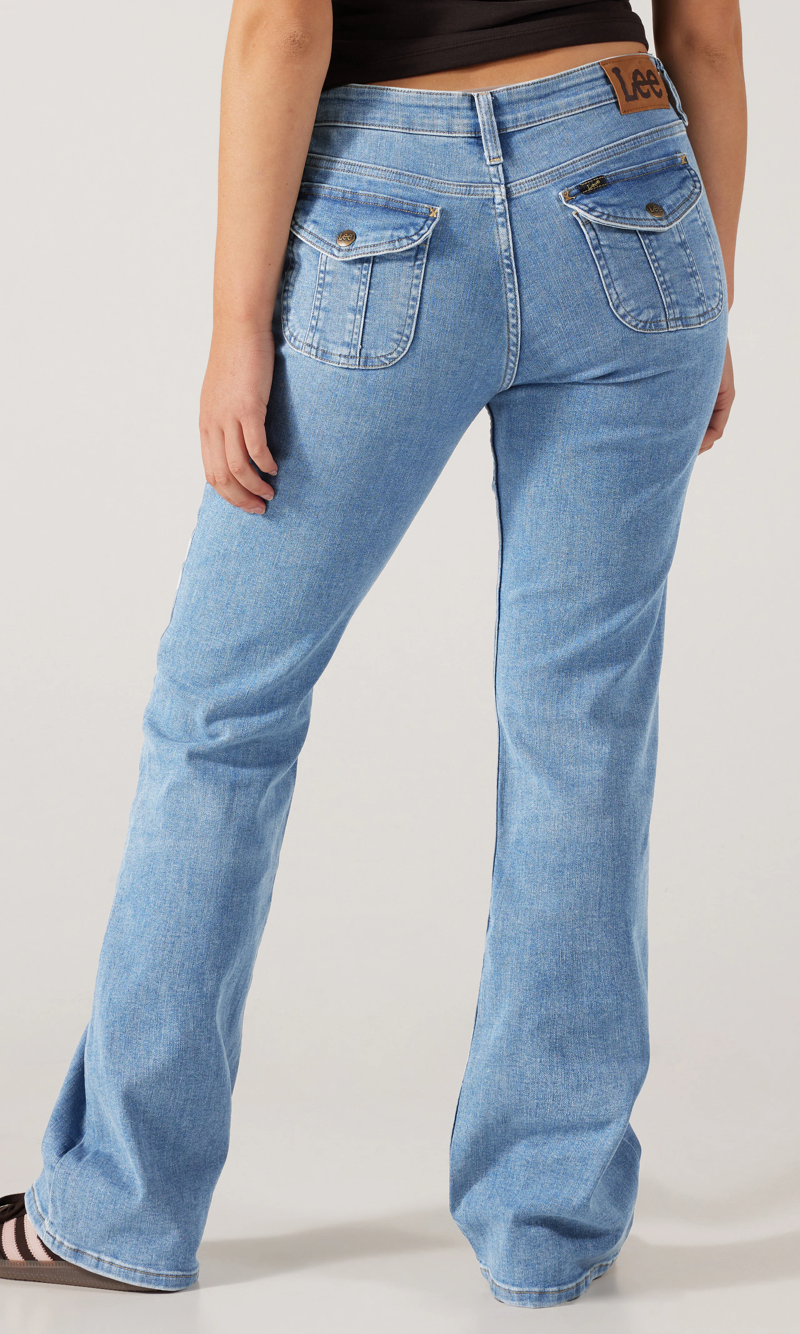 Flap Pocket Jessica Lys Blå Jeans. Back. Model.