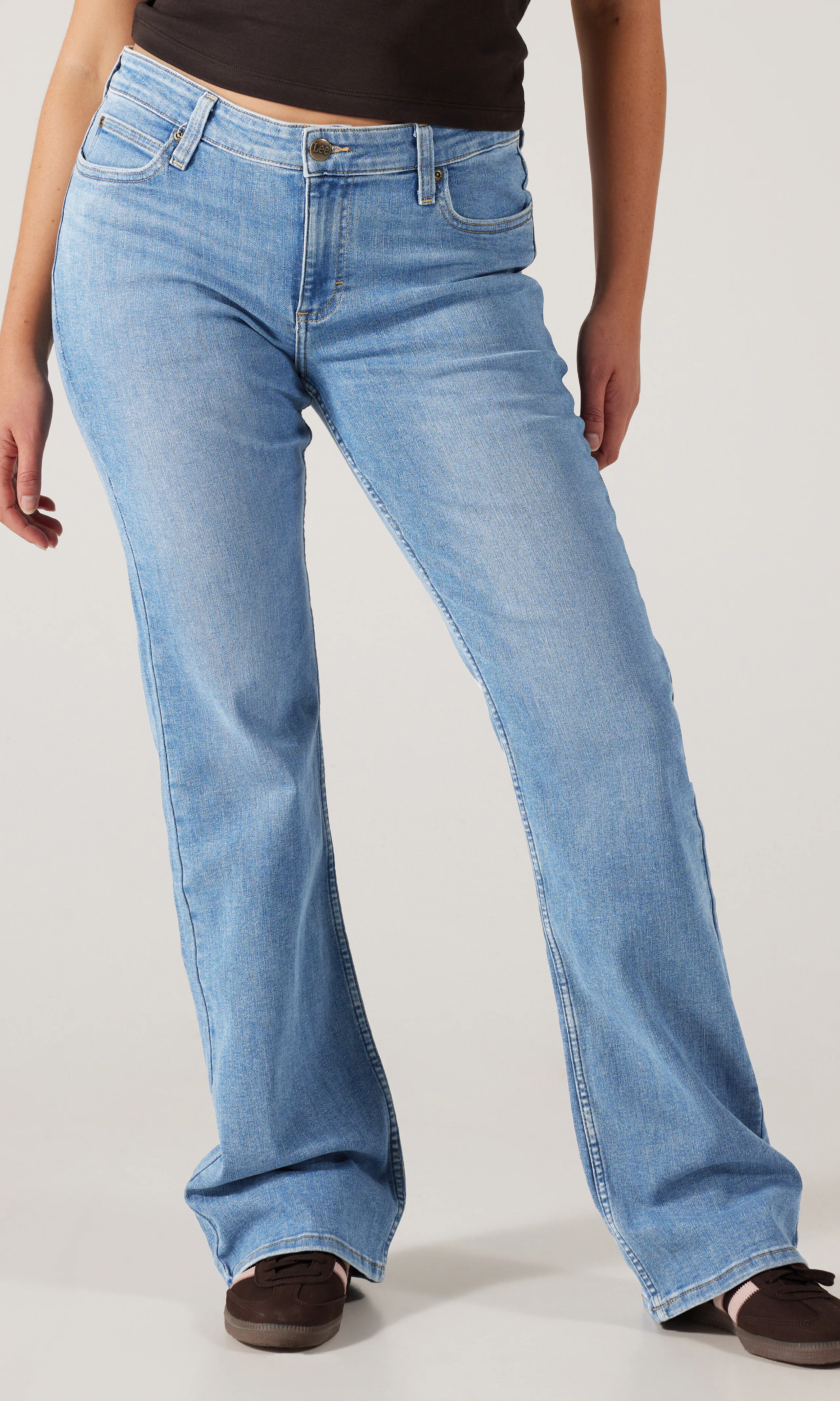 Flap Pocket Jessica Lys Blå Jeans. Front. Model.