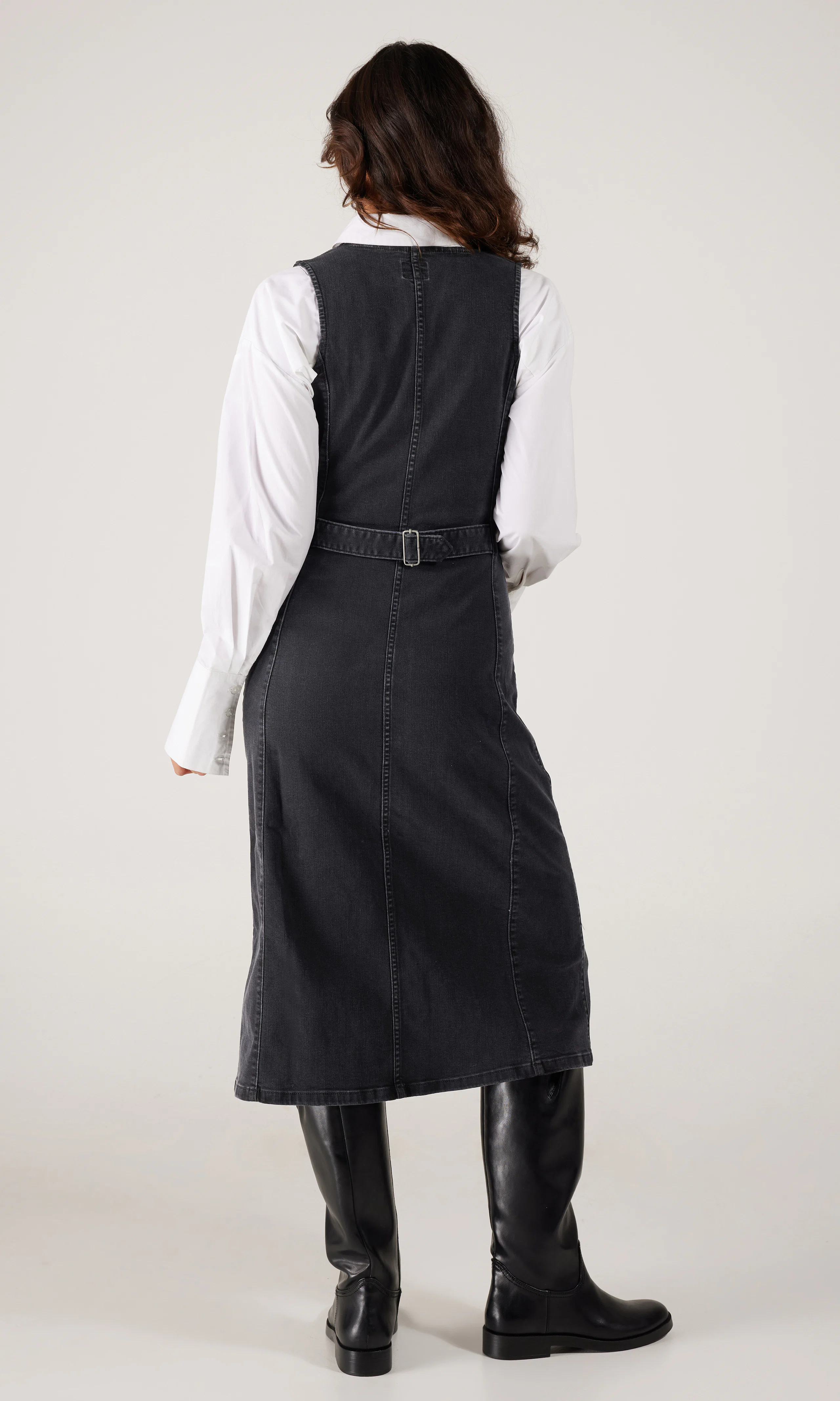 Long Vest Svart Kjole. Back. Model.
