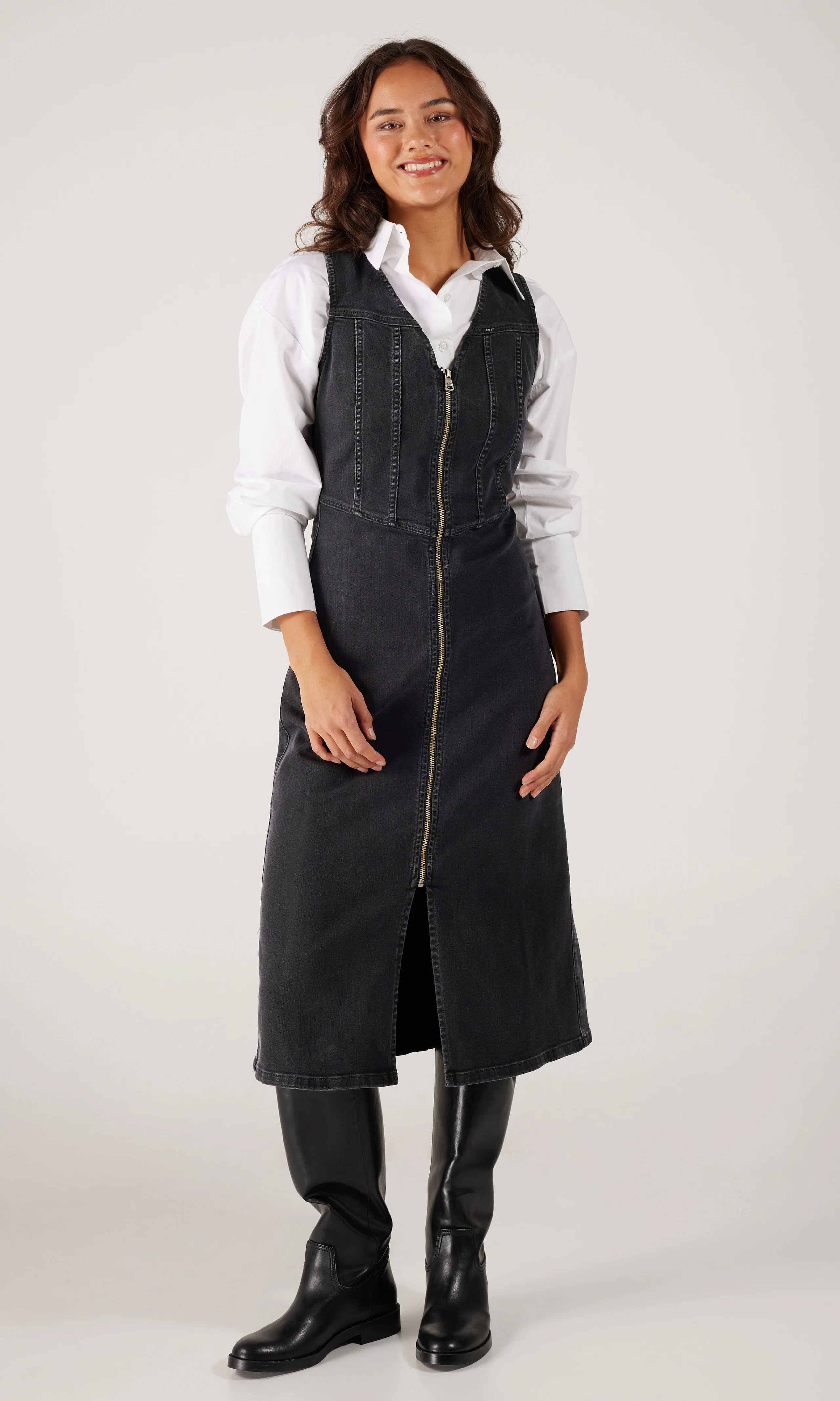 Long Vest Svart Kjole. Front. Model.