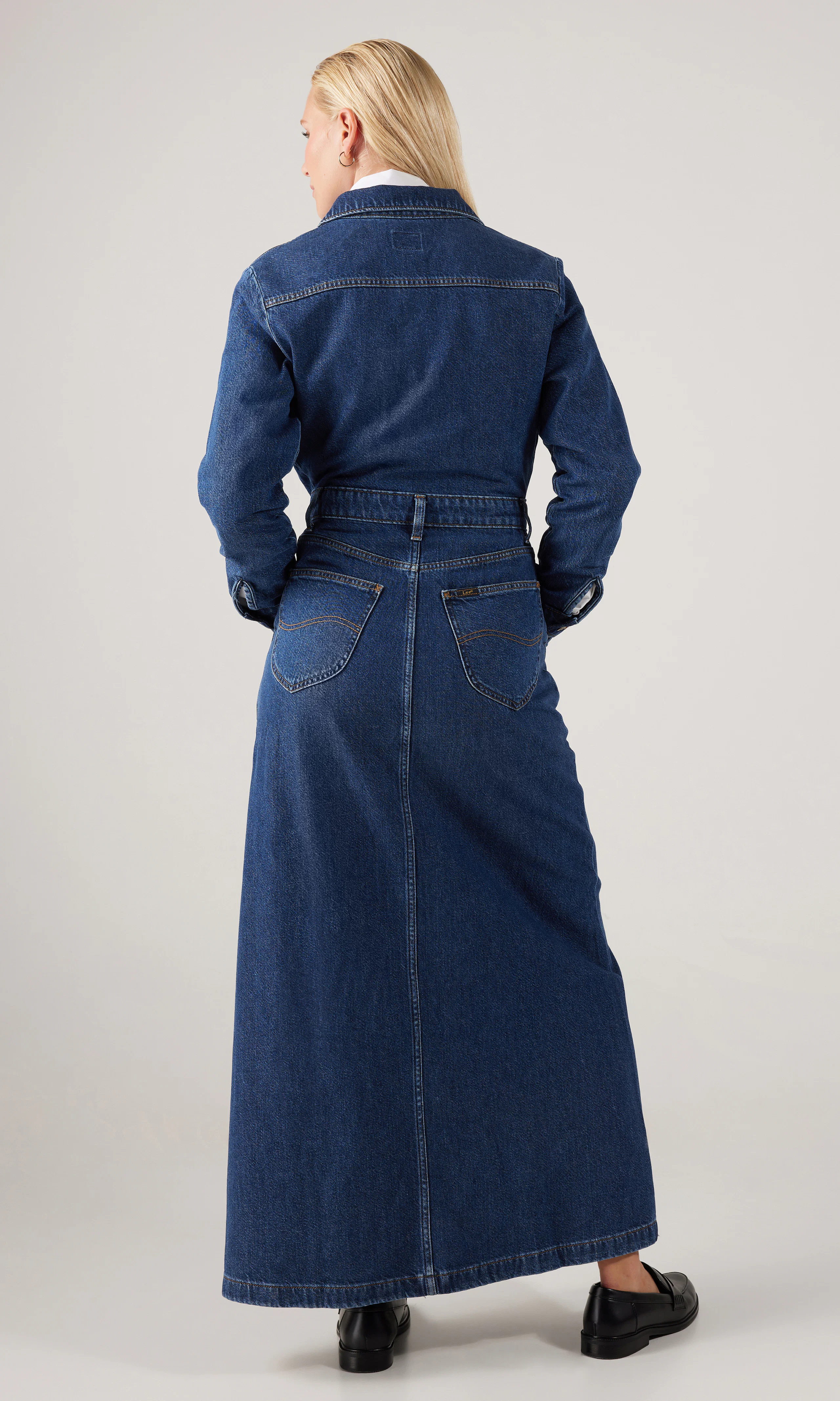 Maxi Denim Utility Keskisininen Farkkumekko. Back. Model.