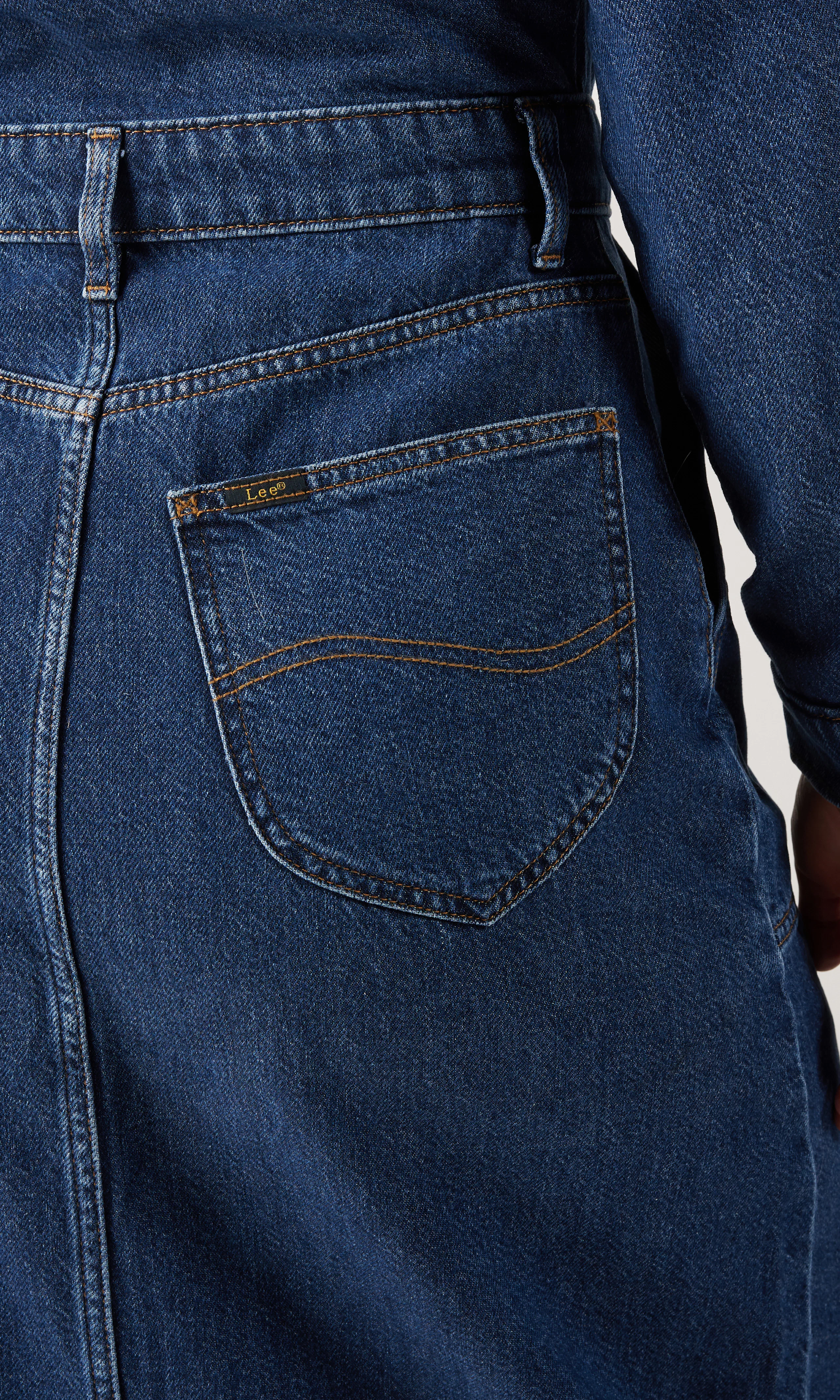 Maxi Denim Utility Keskisininen Farkkumekko. Detail 3. Model.