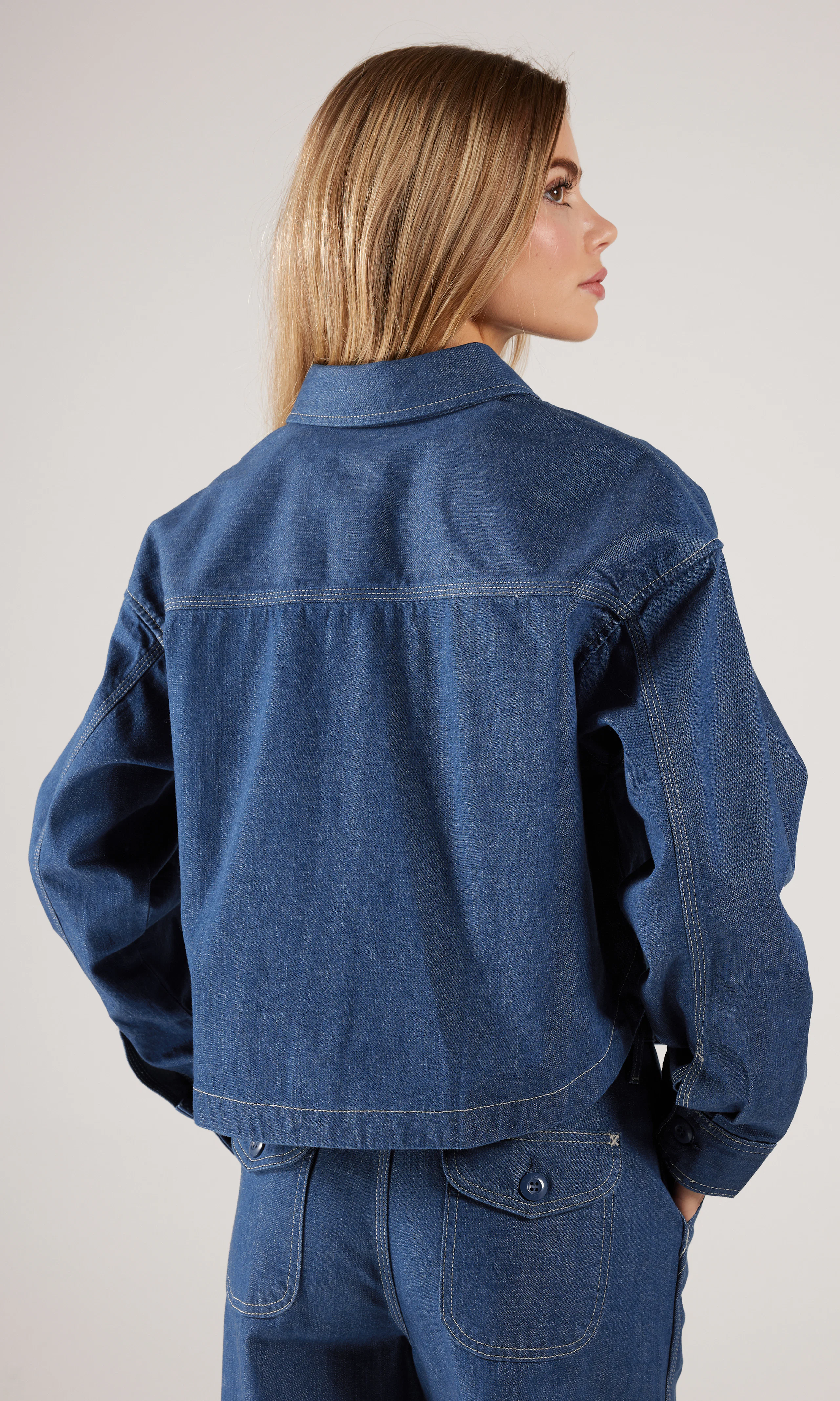 Flap Pocket Mørk Blå Skjorte. Back. Model.