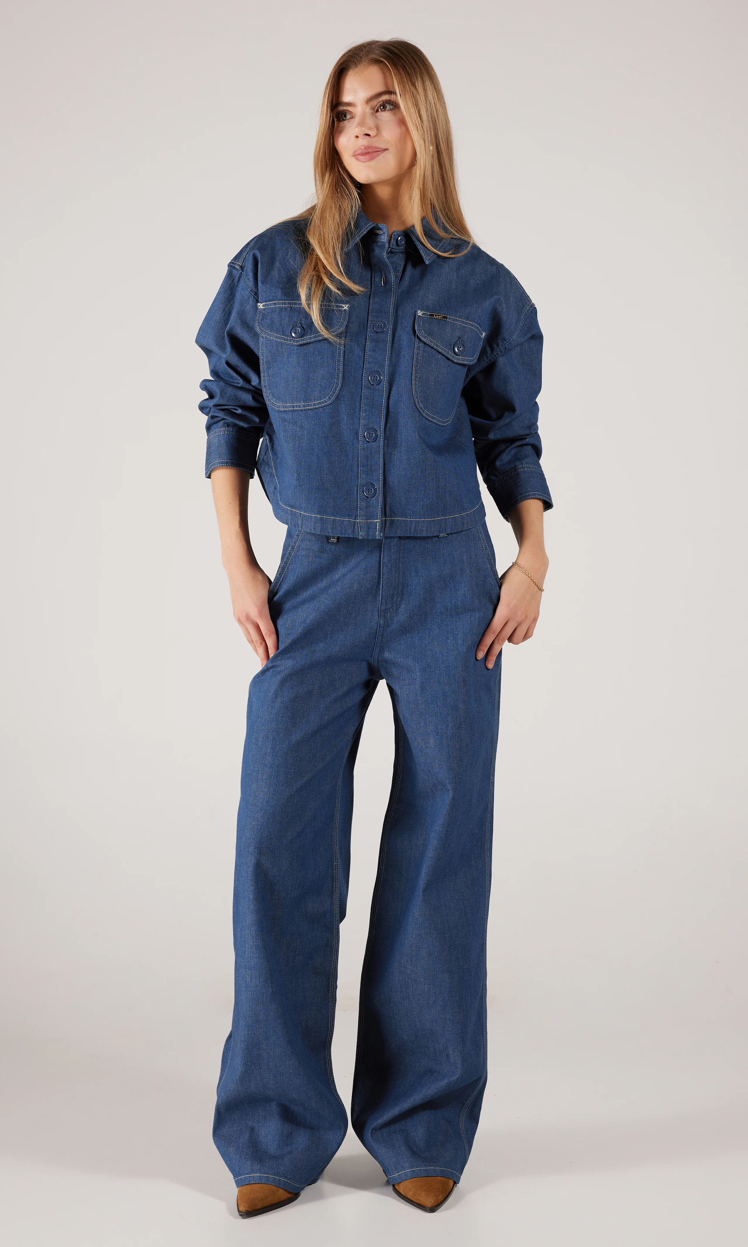 Flap Pocket Mörkblå Skjorta. Front 1. Model.