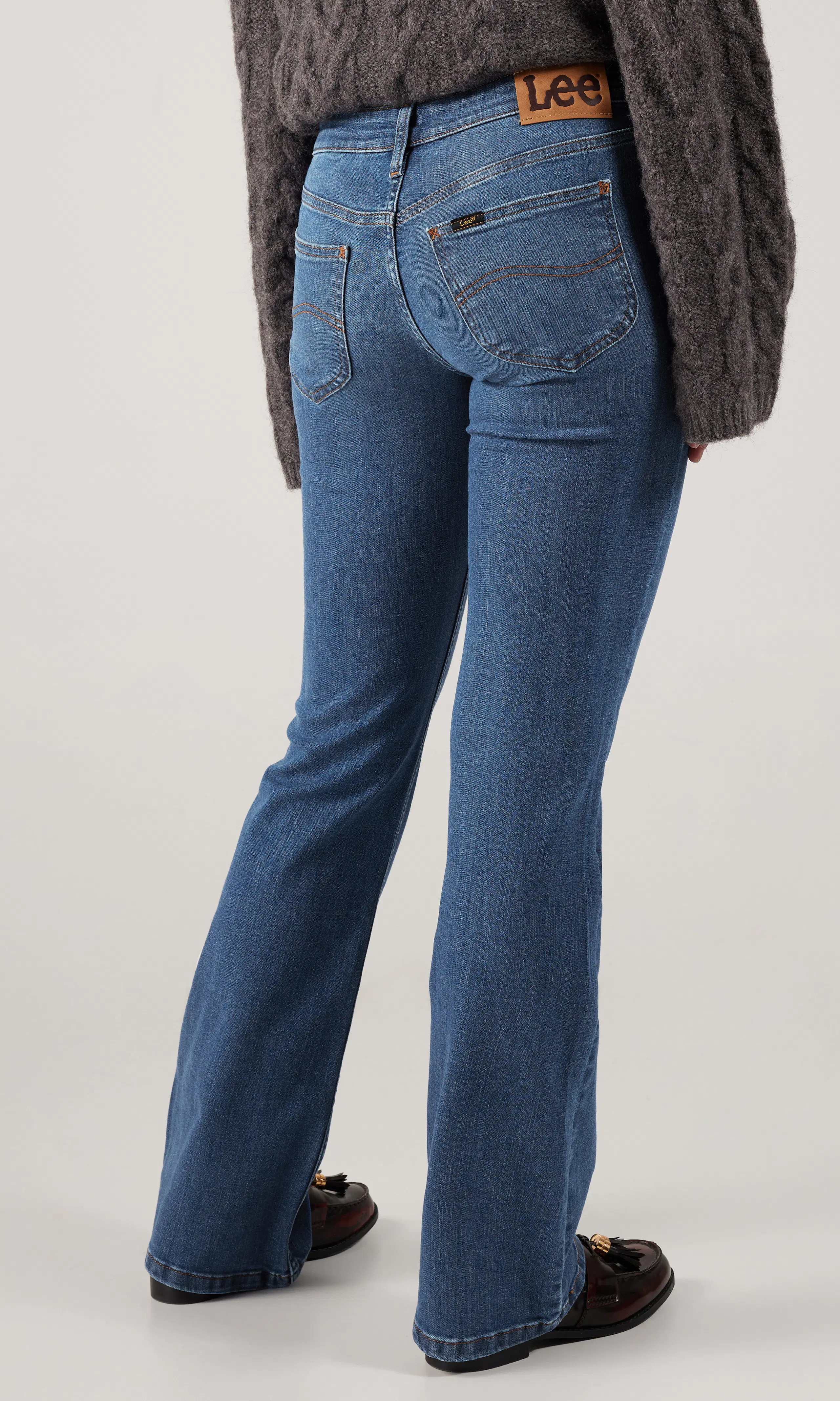 Jessica Ljusblå Jeans. Back. Model.