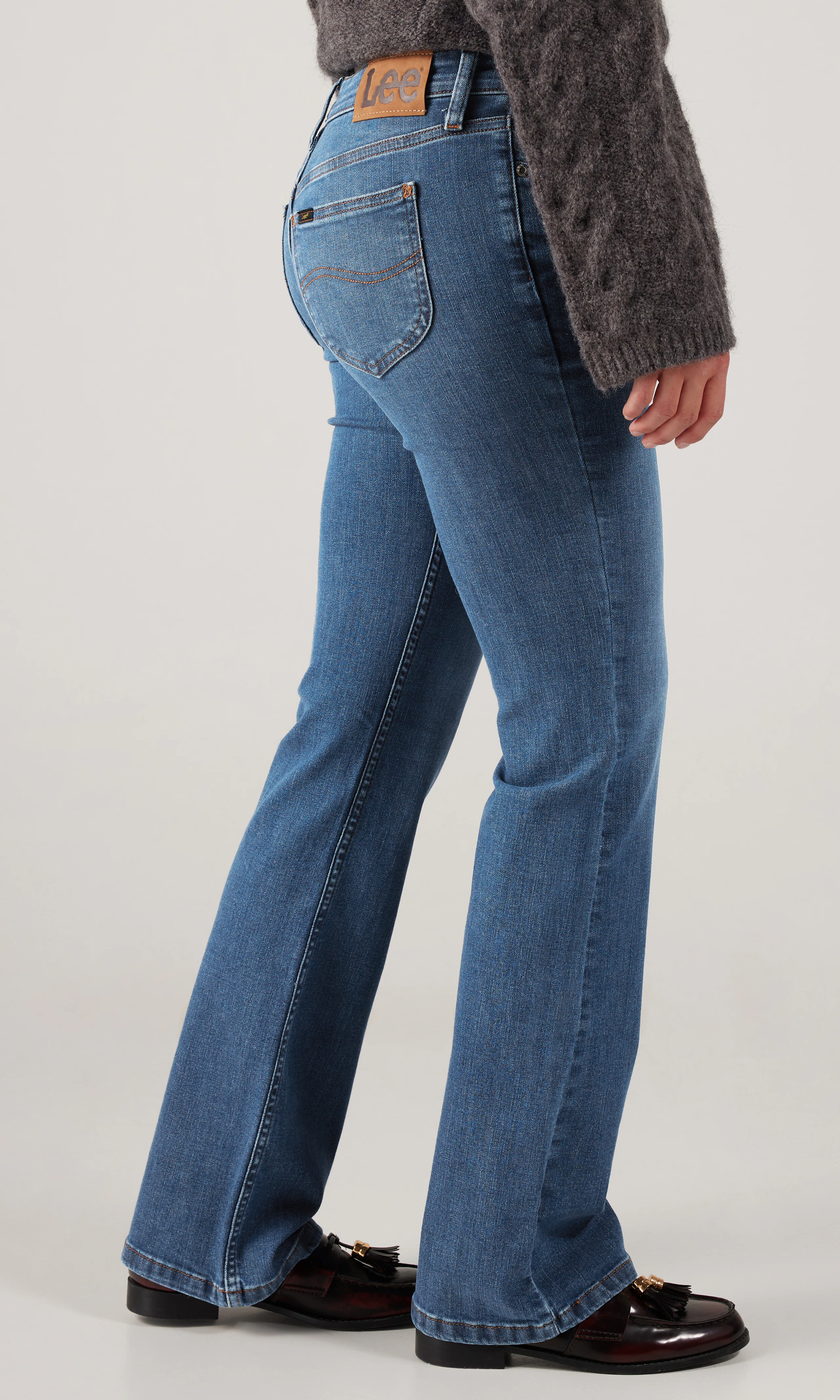 Jessica Ljusblå Jeans. Front 2. Model.