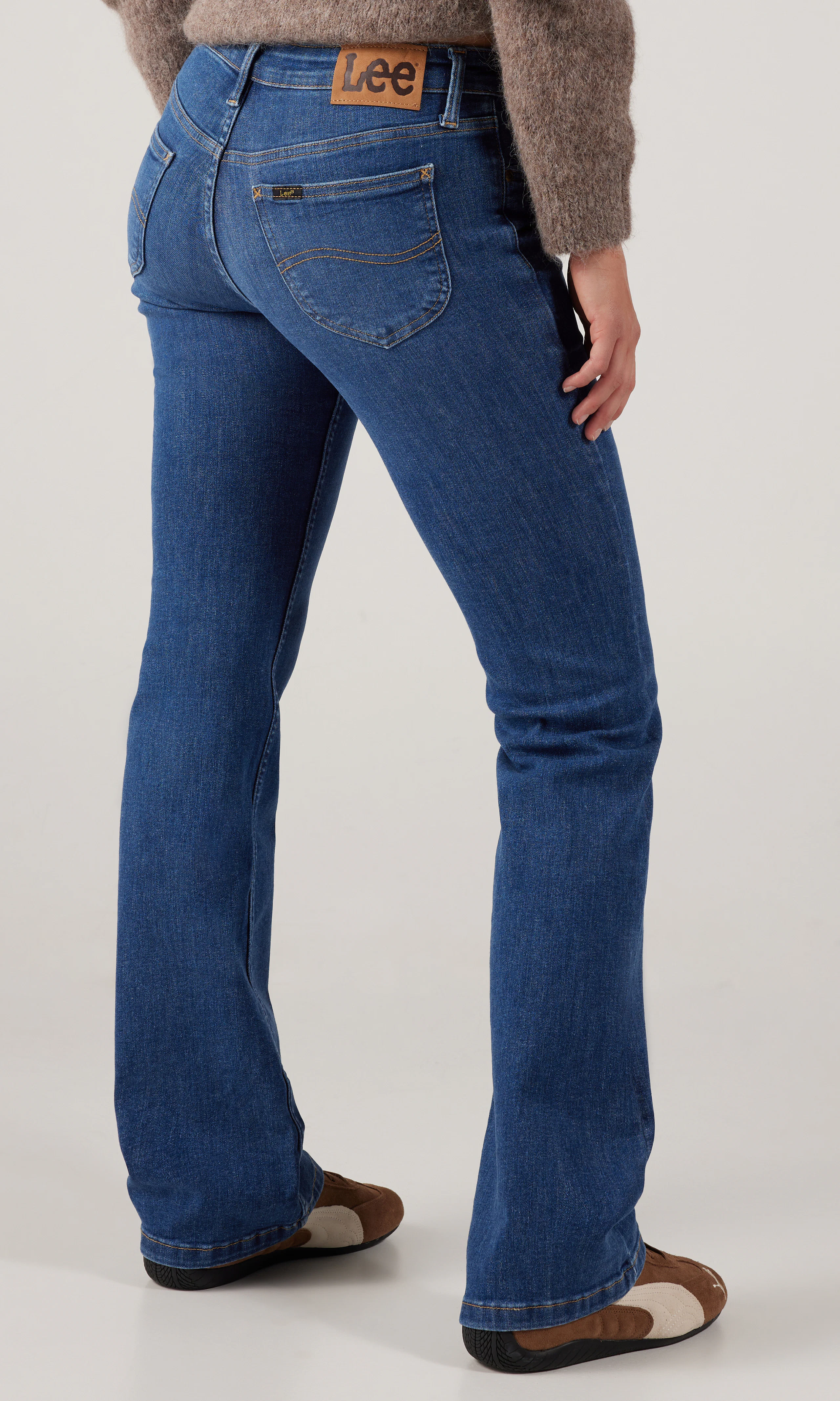 Jessica Medium Blå Jeans. Back. Model.