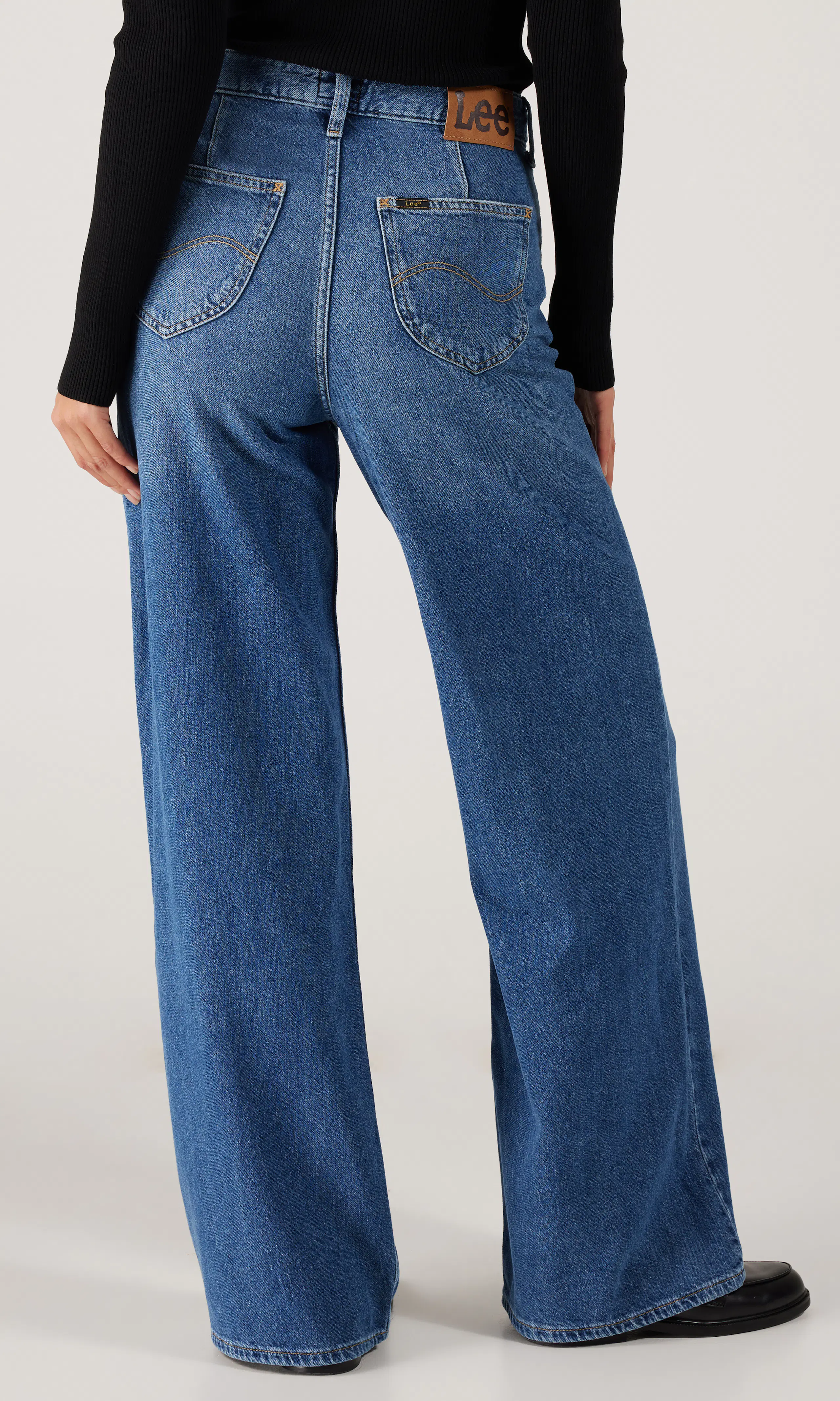 Stella Medium Blå Jeans. Back. Model.