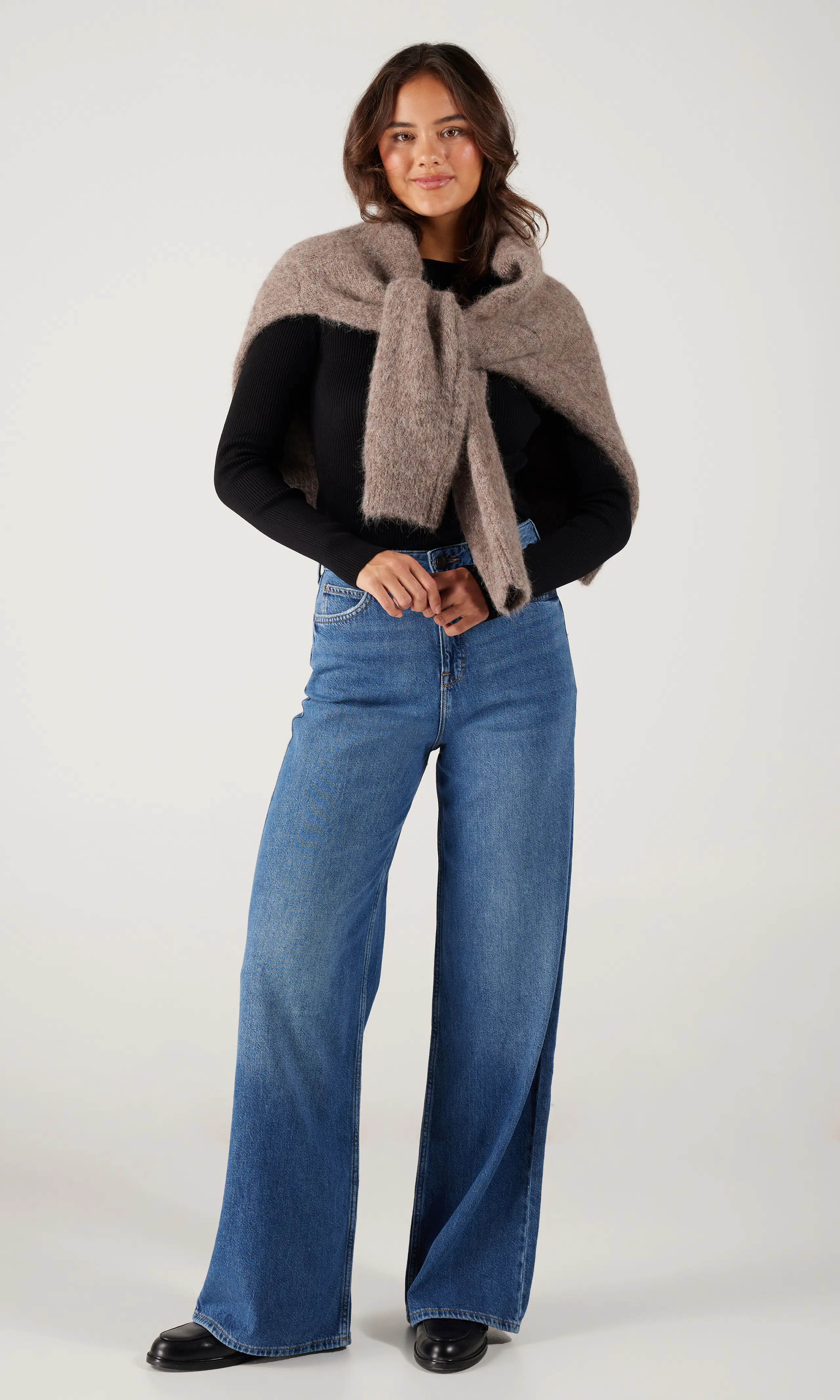 Stella Medium Blå Jeans. Front 1. Model.