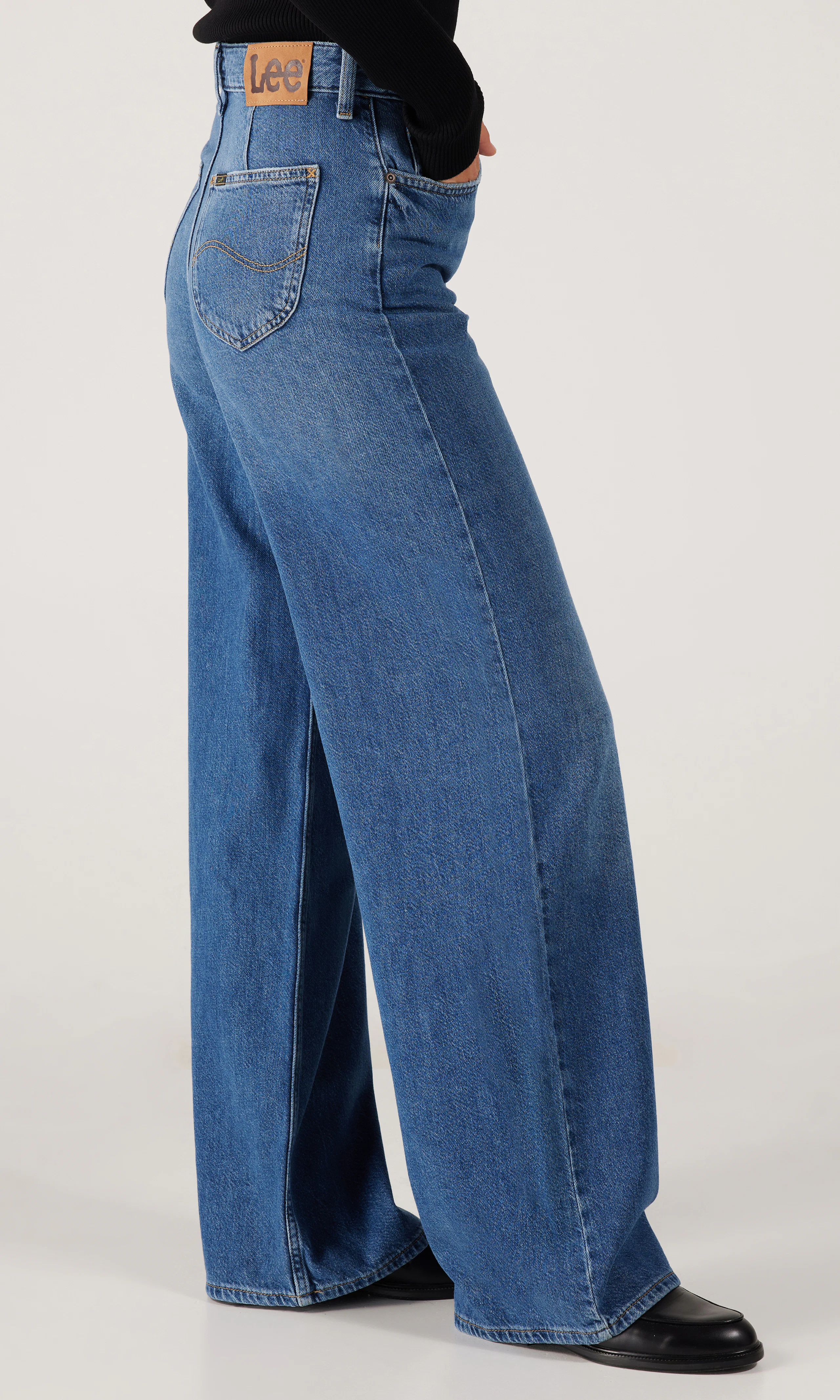 Stella Medium Blå Jeans. Front 2. Model.