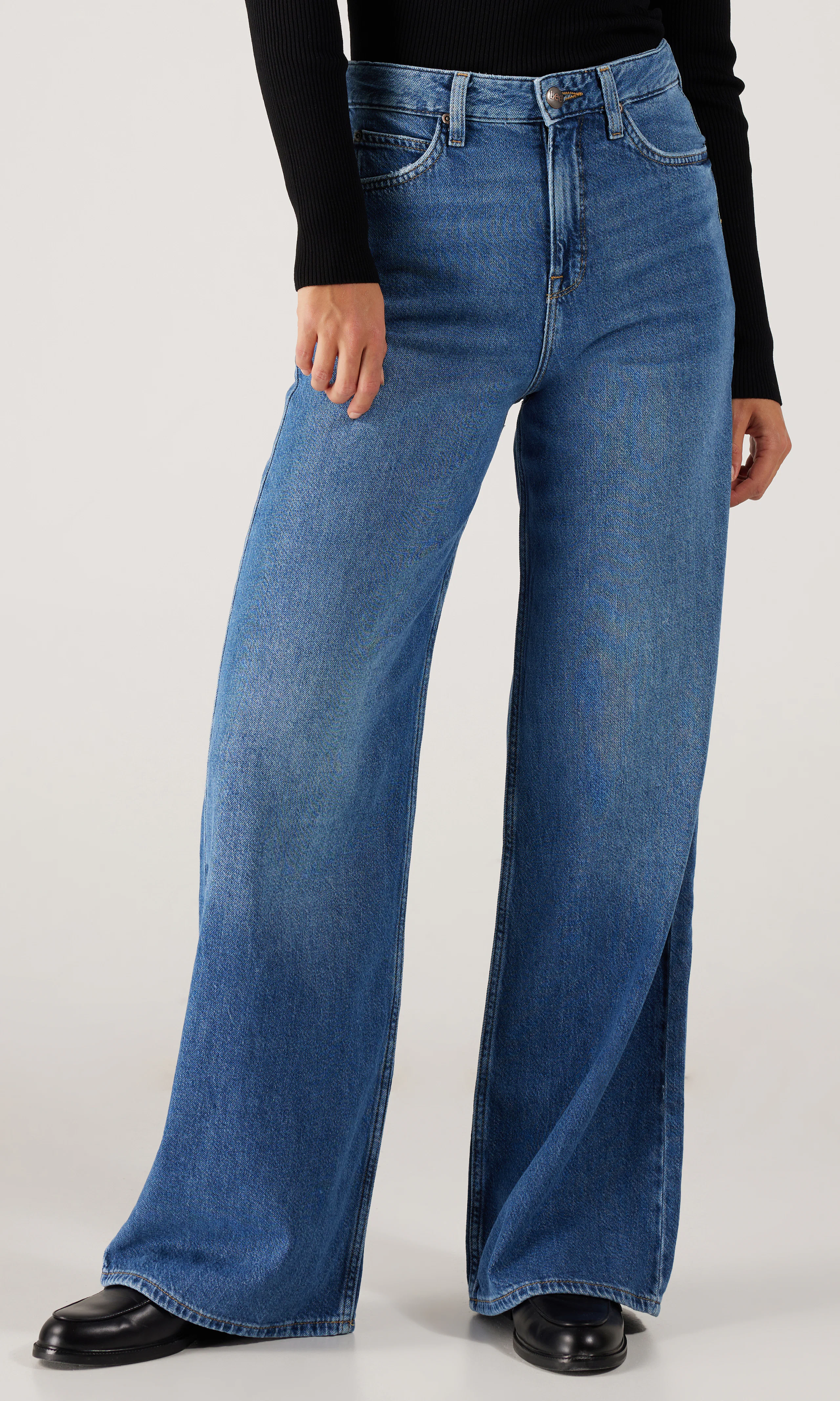 Stella Medium Blå Jeans. Front. Model.