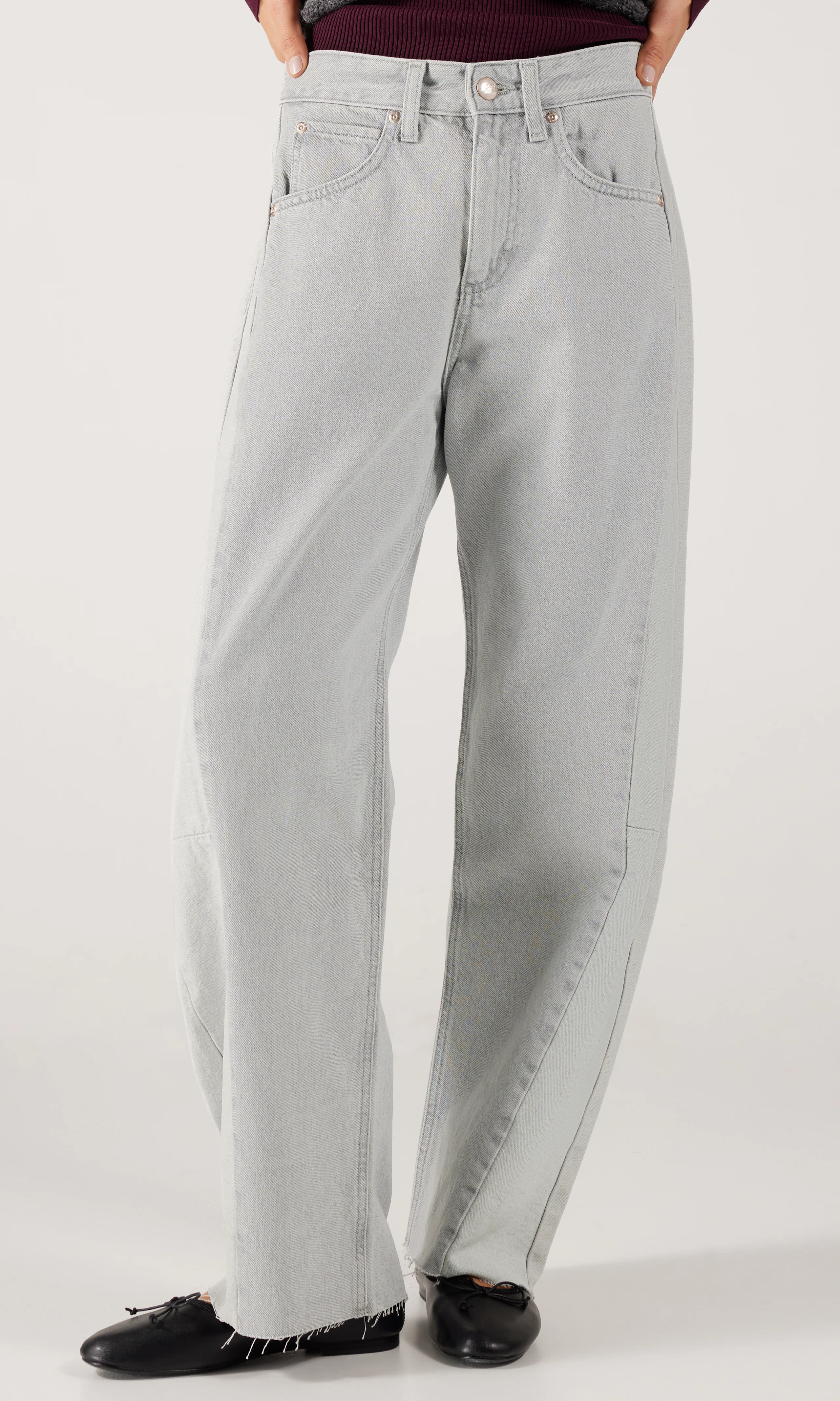 Rider Barrel Lys Grå Jeans. Front. Model.