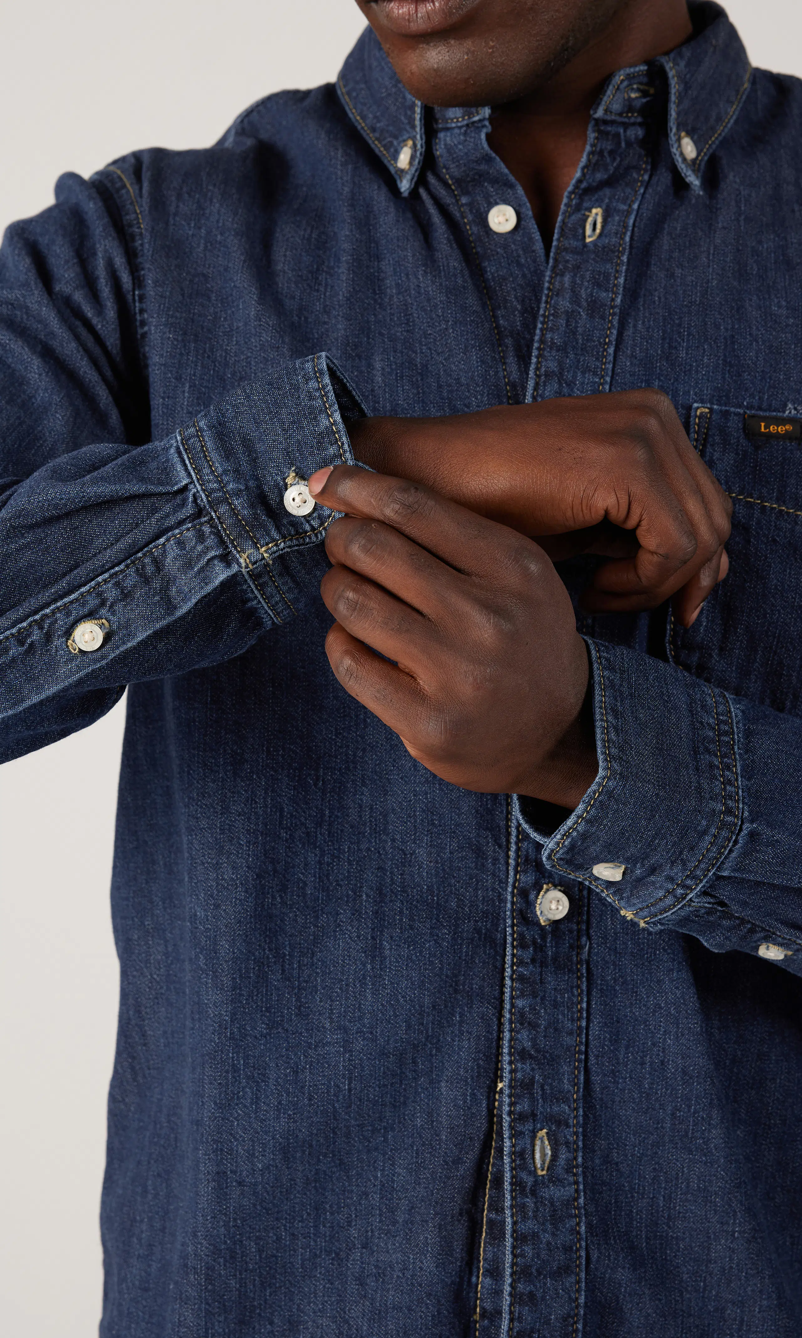 Button Down Mørk Blå Skjorte. Detail 2. Model.