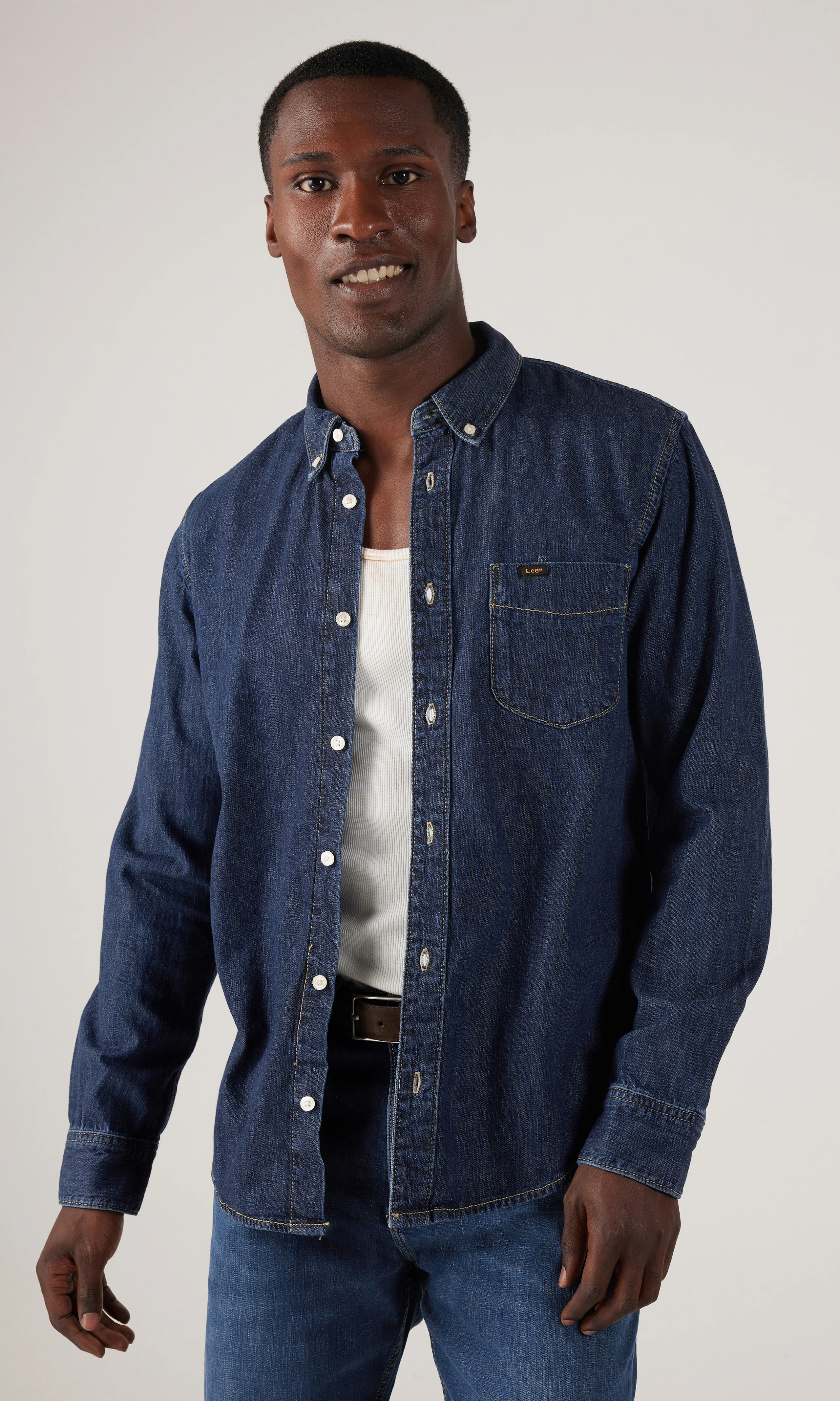 Button Down Mørk Blå Skjorte. Front. Model.