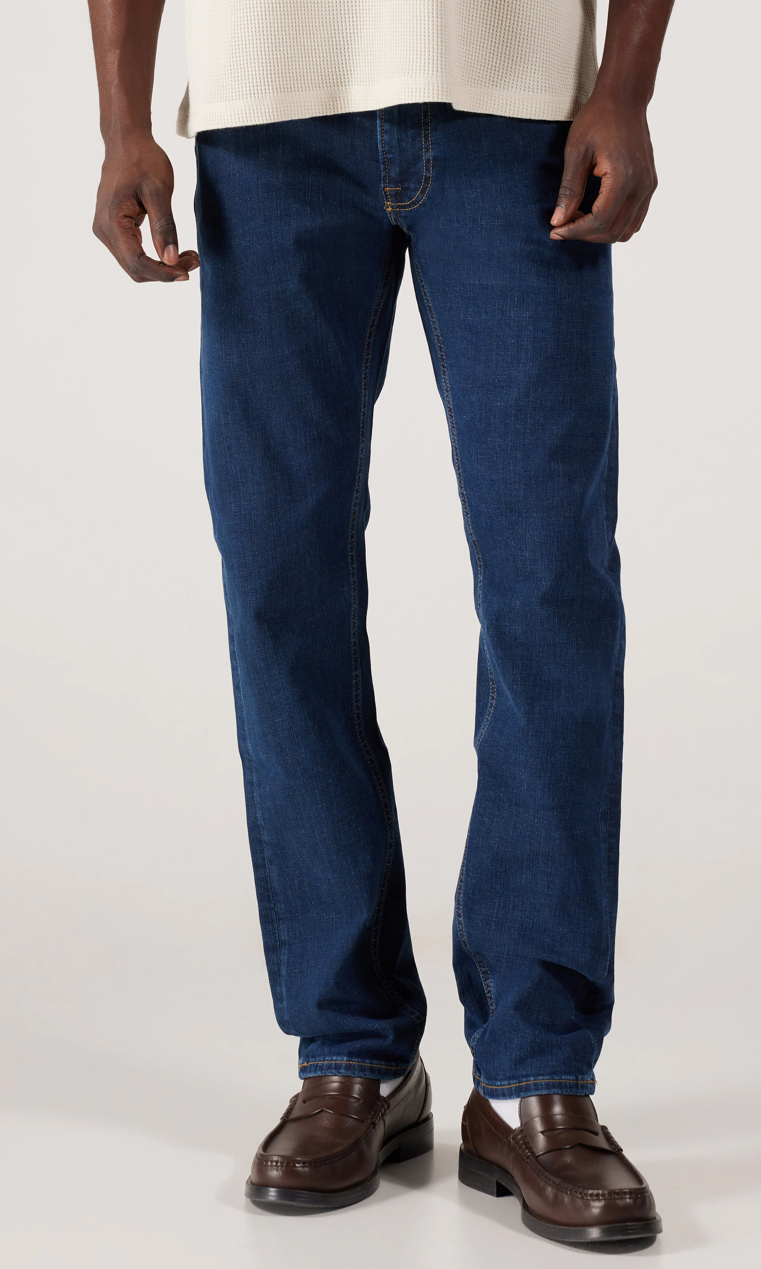 Daren Zipfly Mörkblå Jeans. Front. Model.