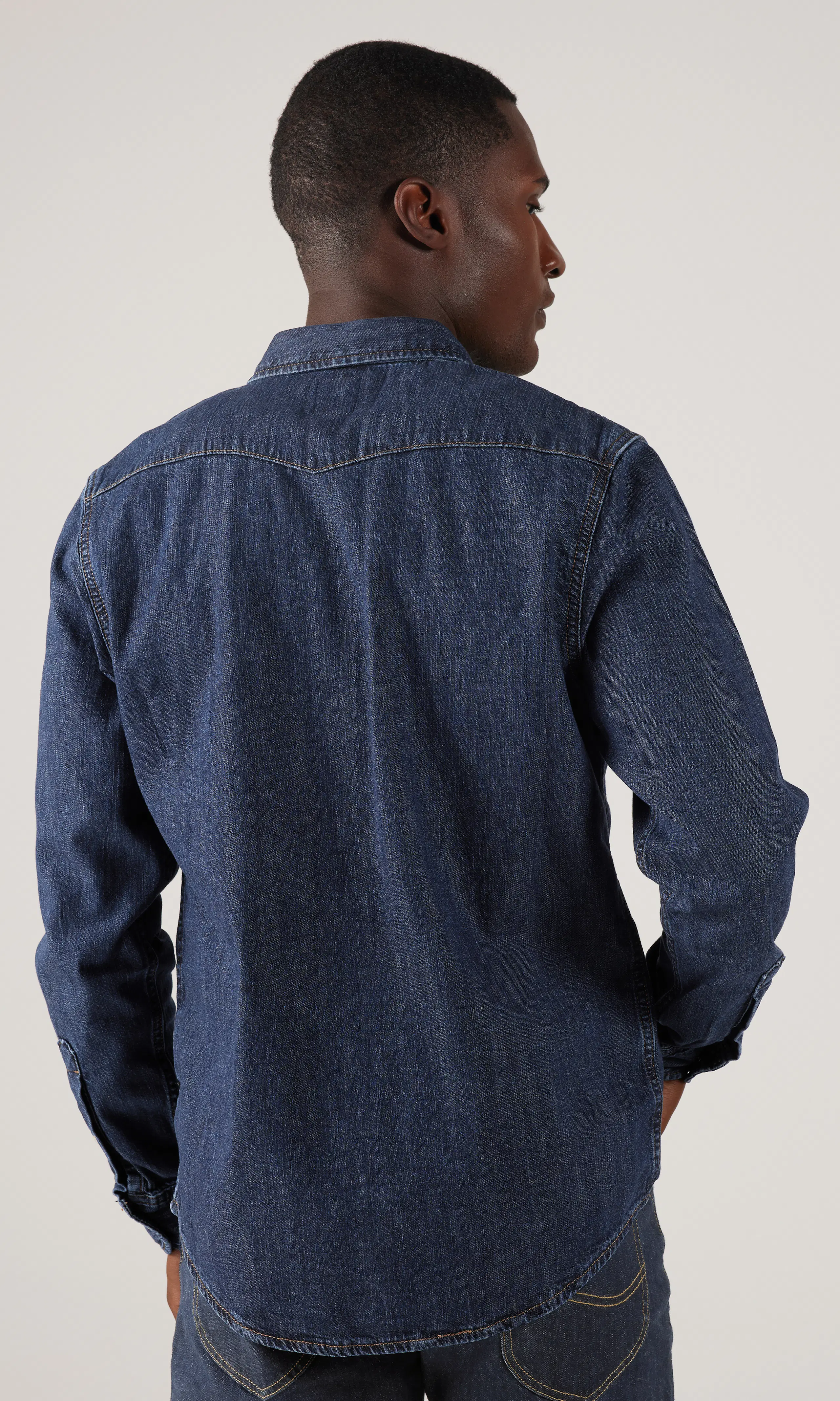 Regular Western Mørk Blå Denim Skjorte. Back. Model.