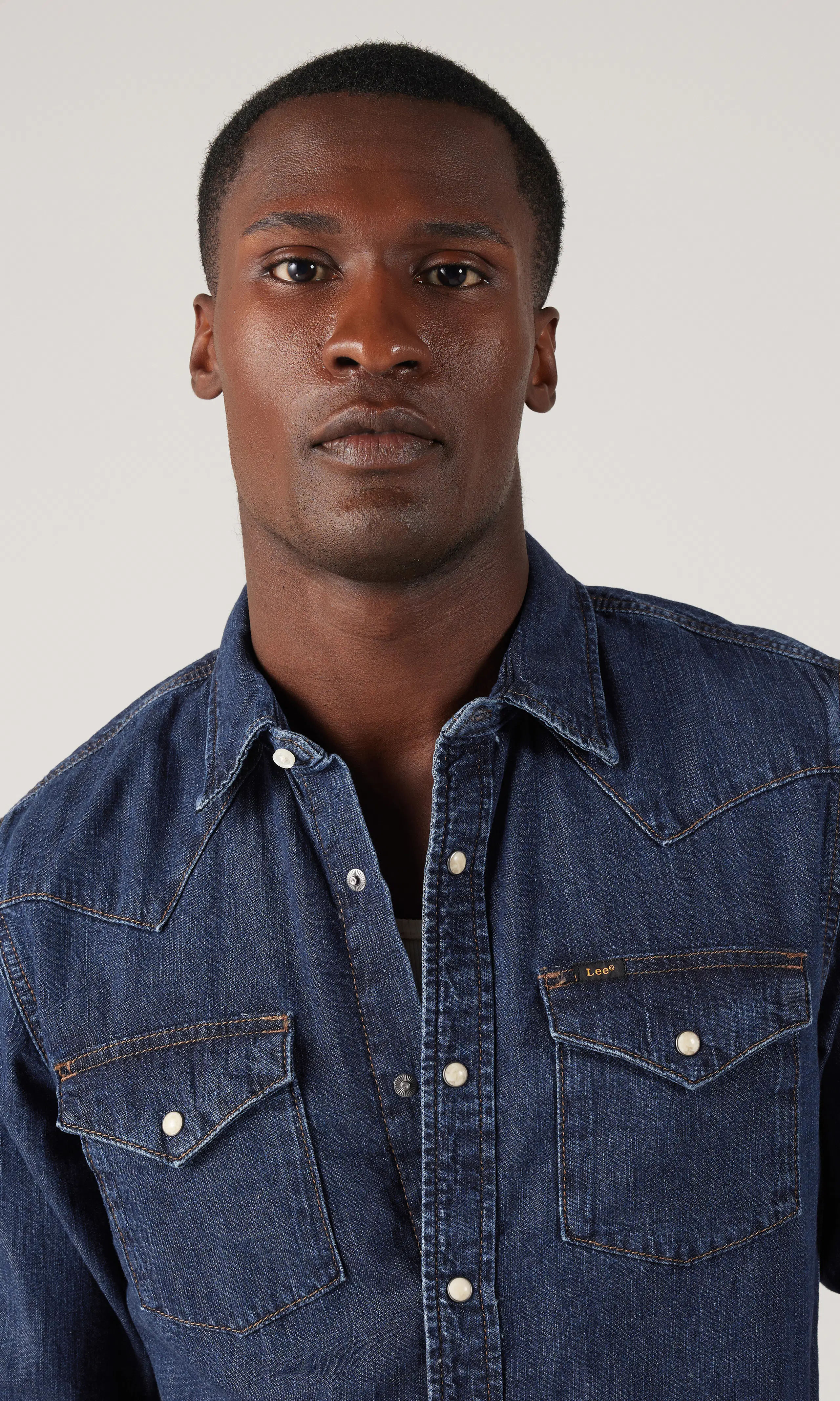 Regular Western Mørk Blå Denim Skjorte. Detail 1. Model.
