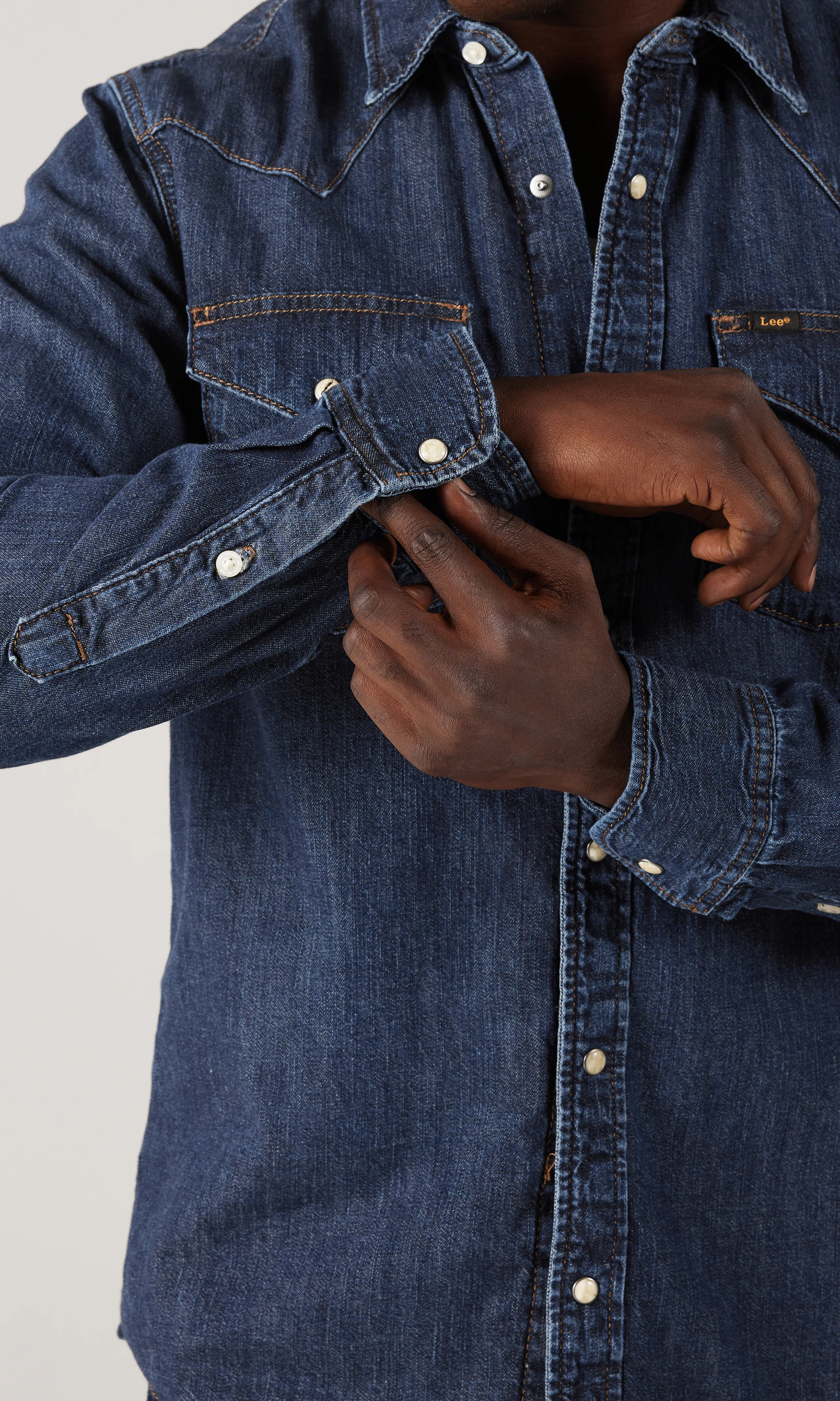 Regular Western Mørk Blå Denim Skjorte. Detail 2. Model.