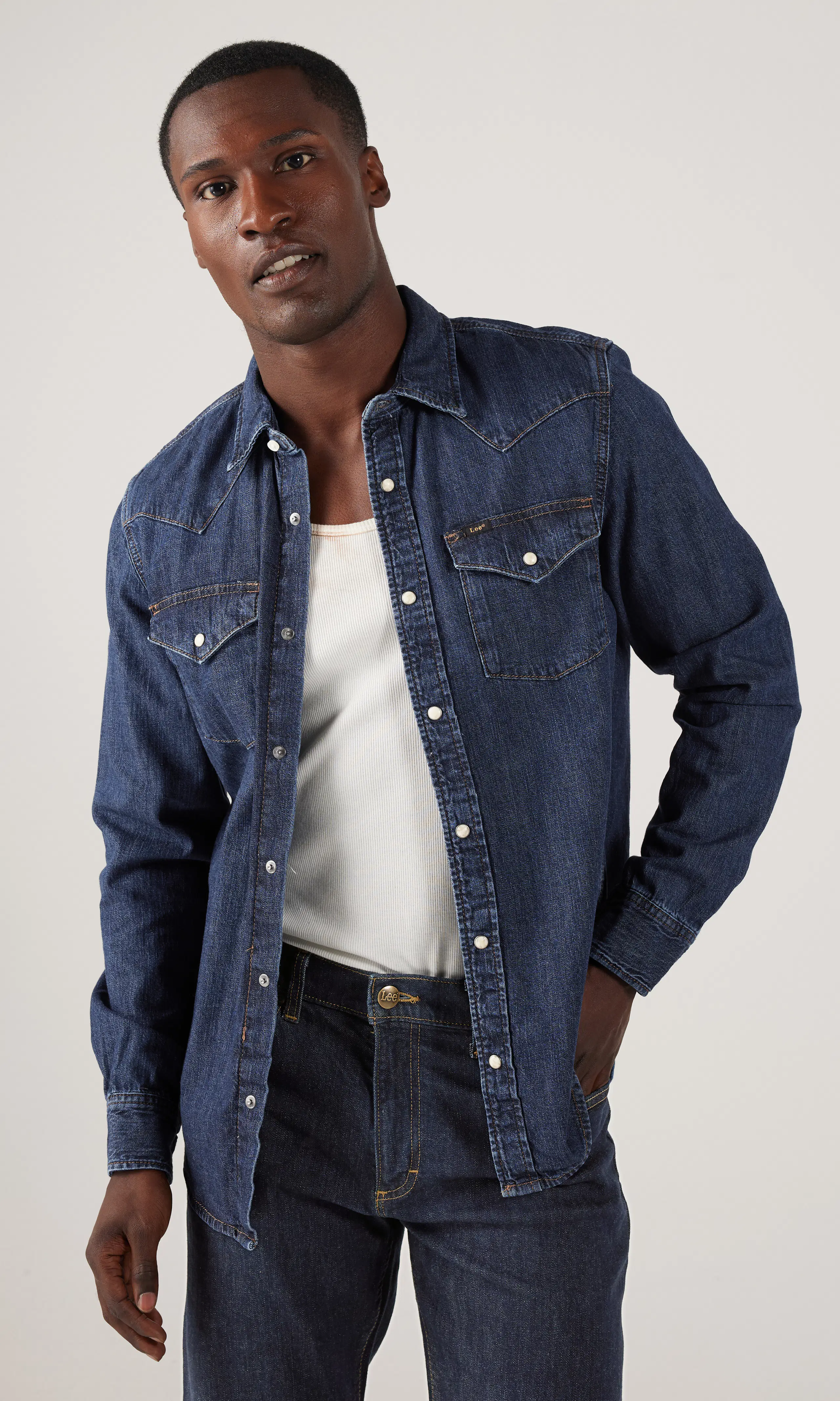 Regular Western Mørk Blå Denim Skjorte. Front. Model.