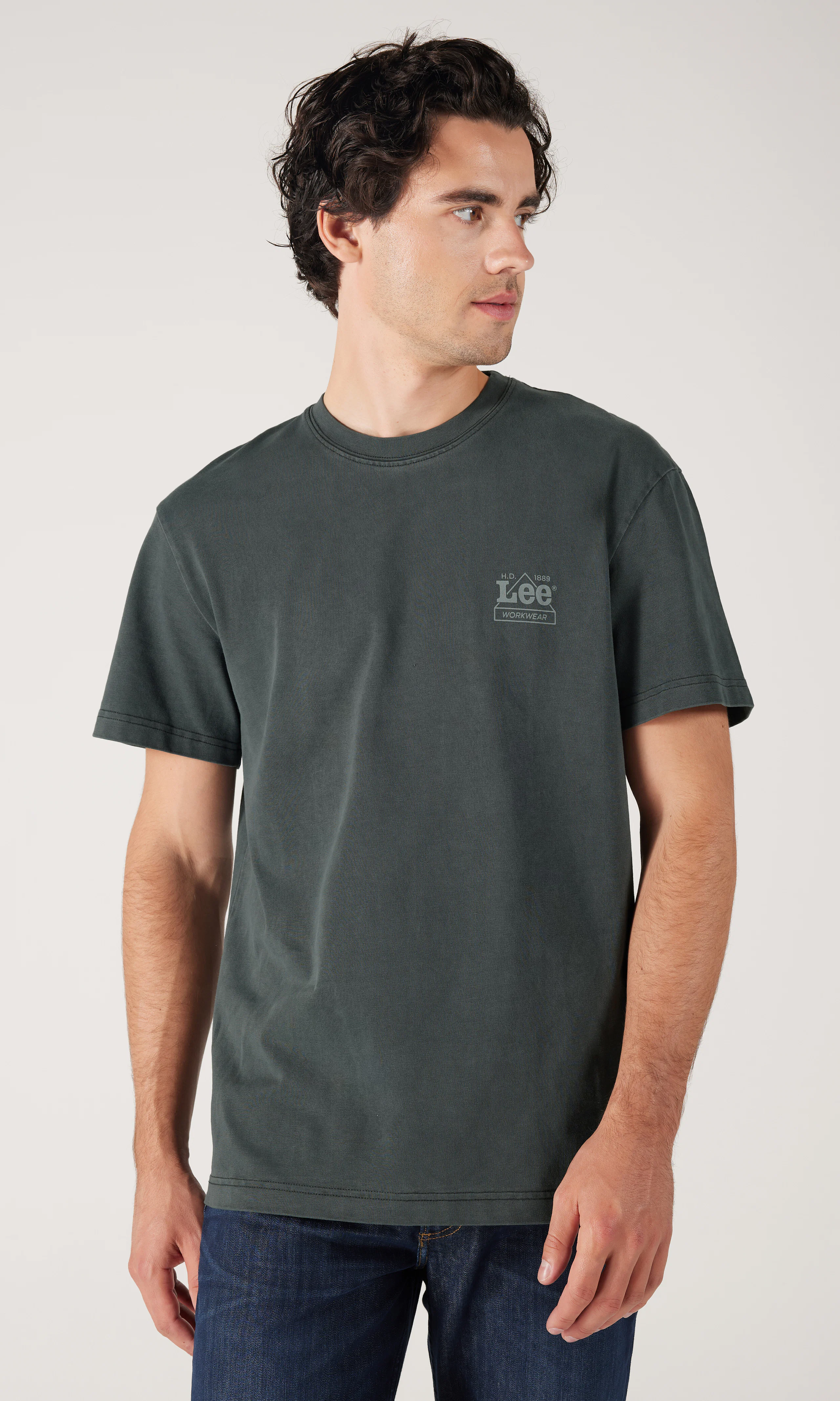 Graphic Tee Svart T-Skjorte. Front. Model.