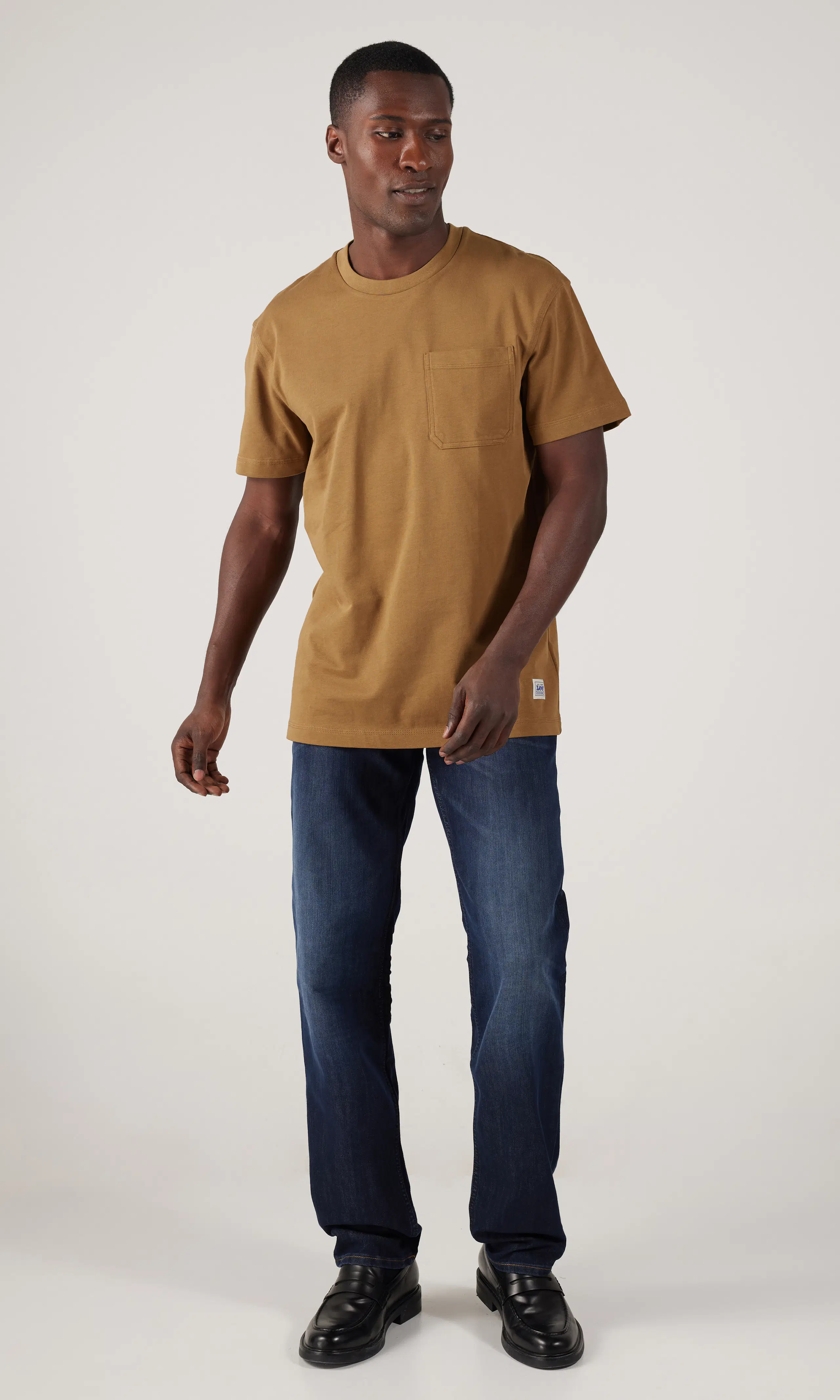 WW Pocket Tee Ruskea T-Paita. Front 1. Model.