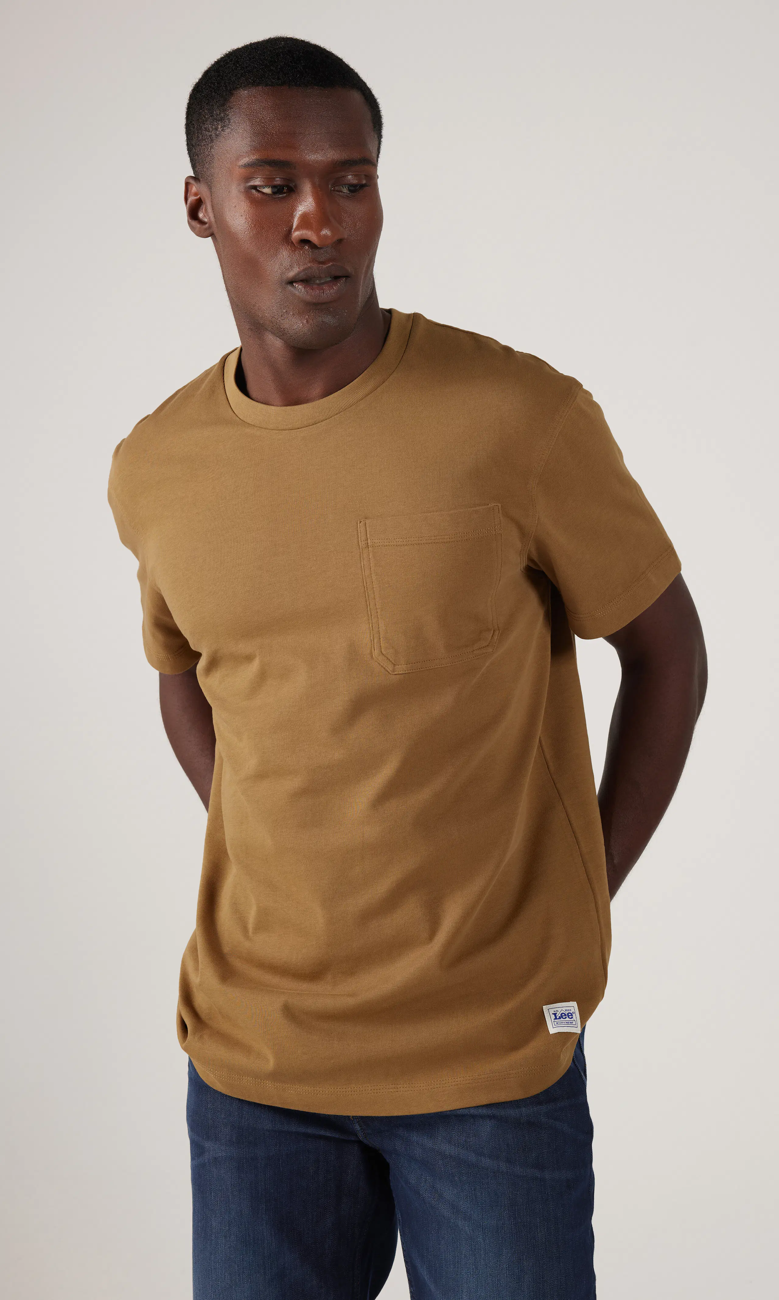 WW Pocket Tee Ruskea T-Paita. Front. Model.