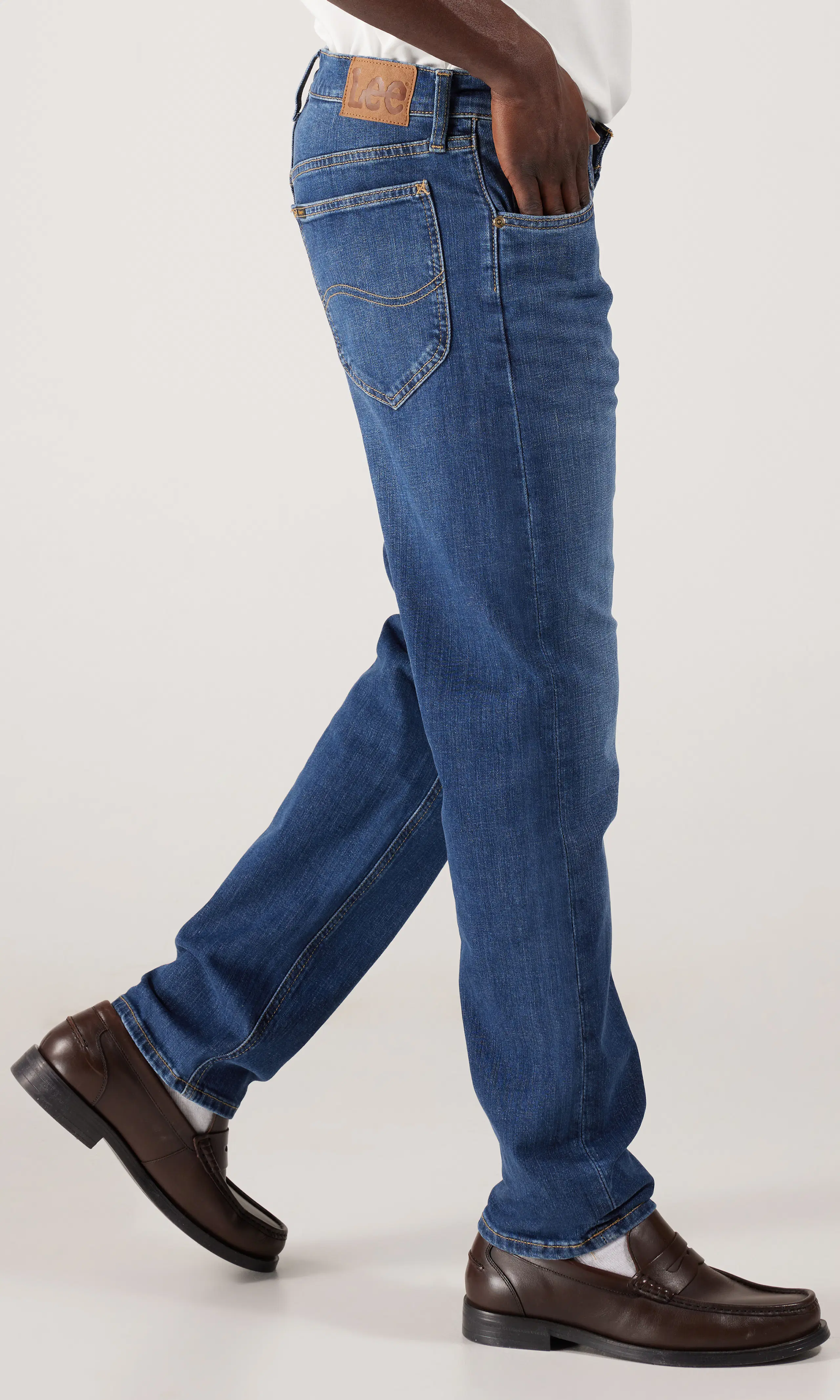 Daren Zipfly Mörkblå Jeans. Front 2. Model.