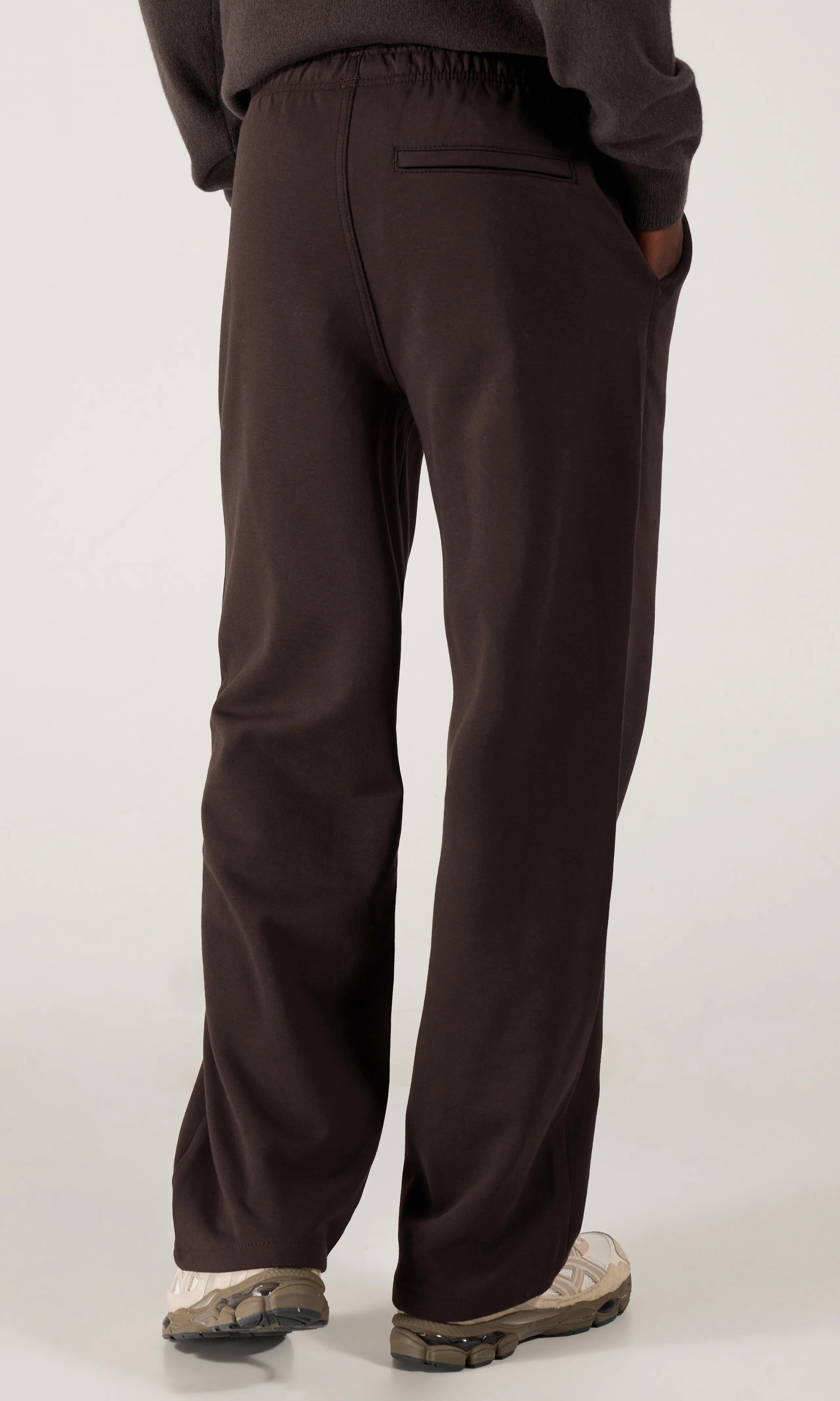 Jogger Byxa. Back. Model.