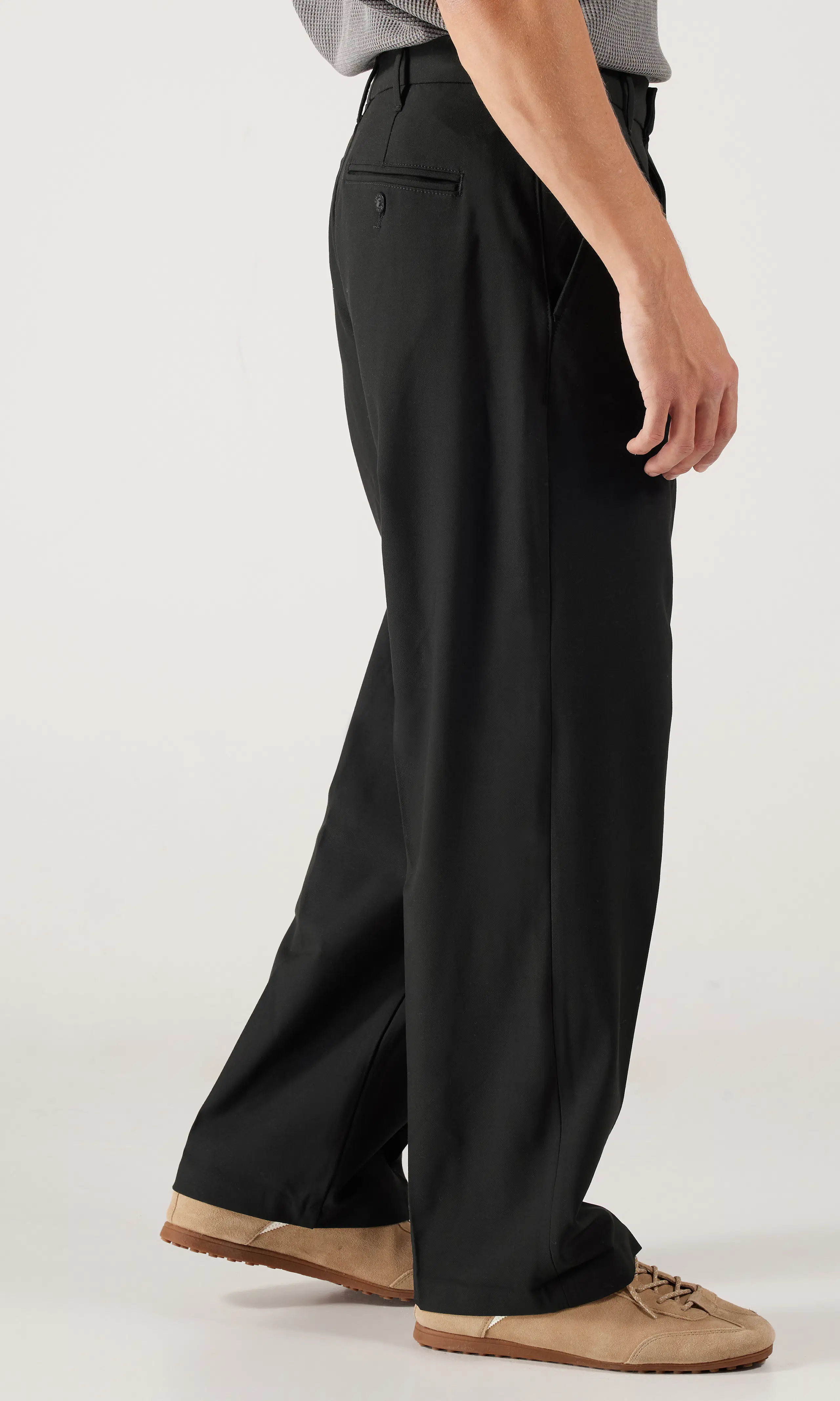 Loose Svart Bukse. Front 1. Model.