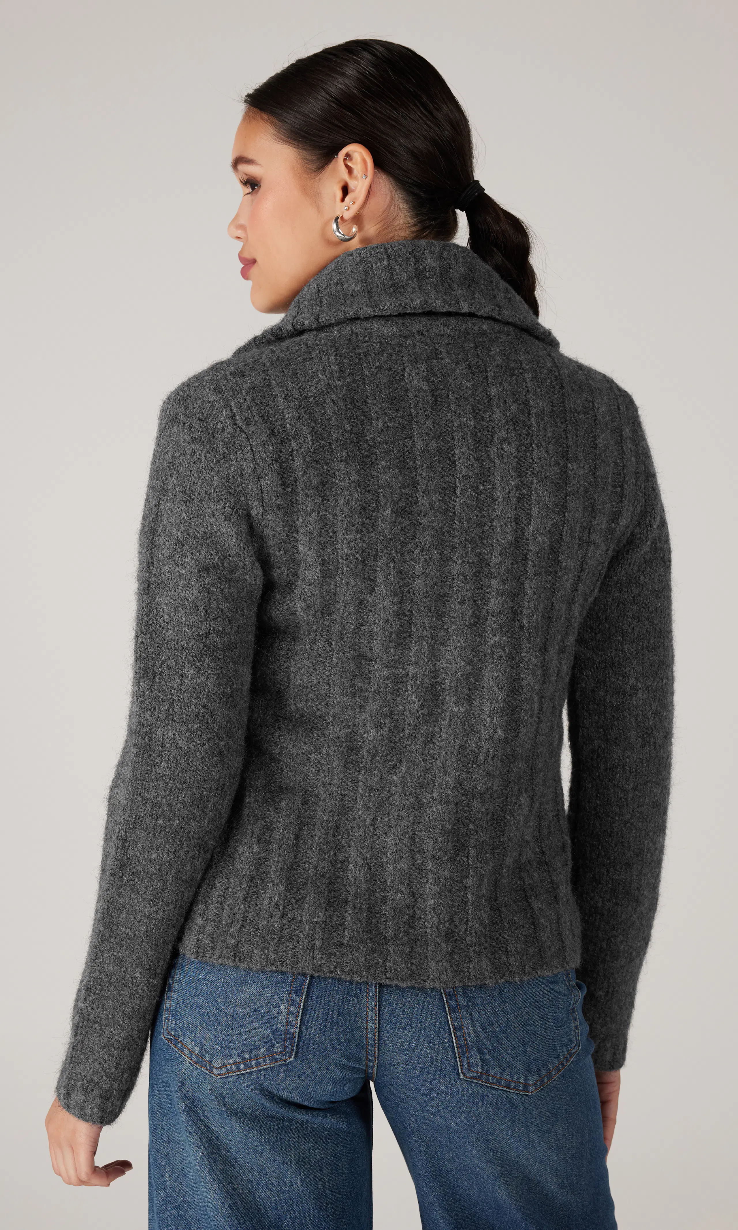 Zippy Strikket Cardigan. Back. Model.