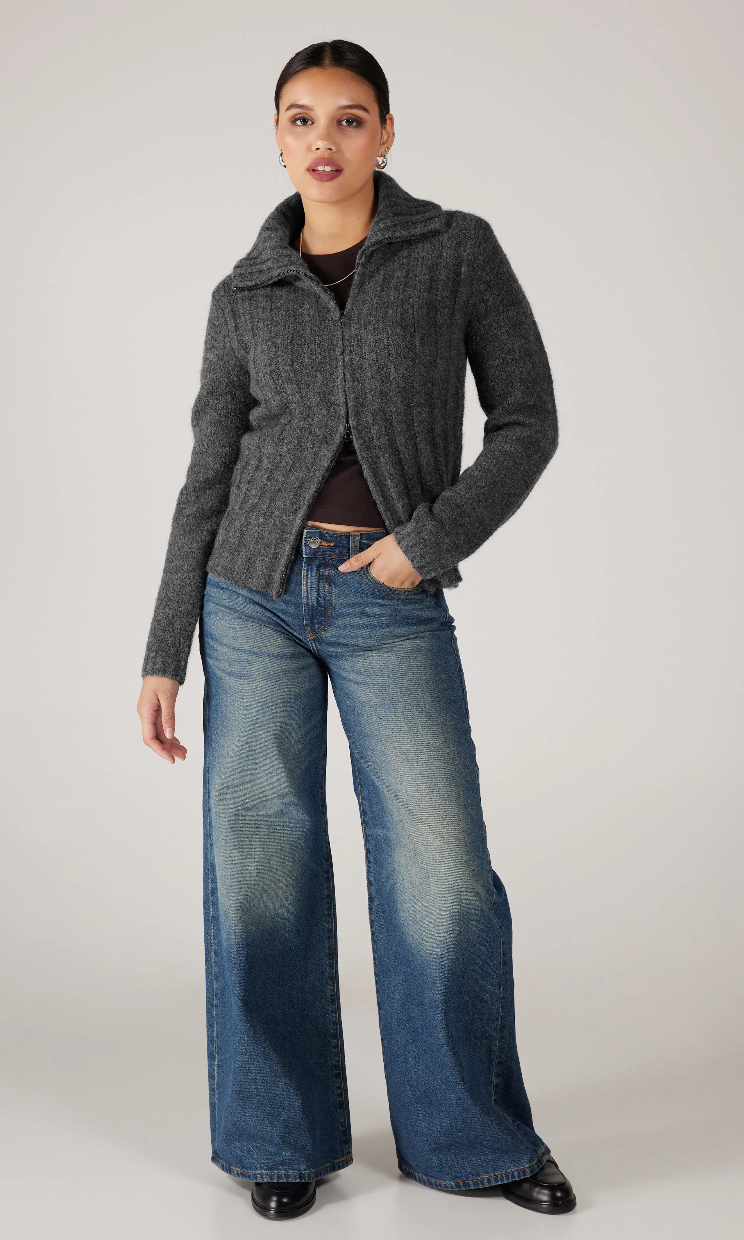 Zippy Strikket Cardigan. Front 1. Model.