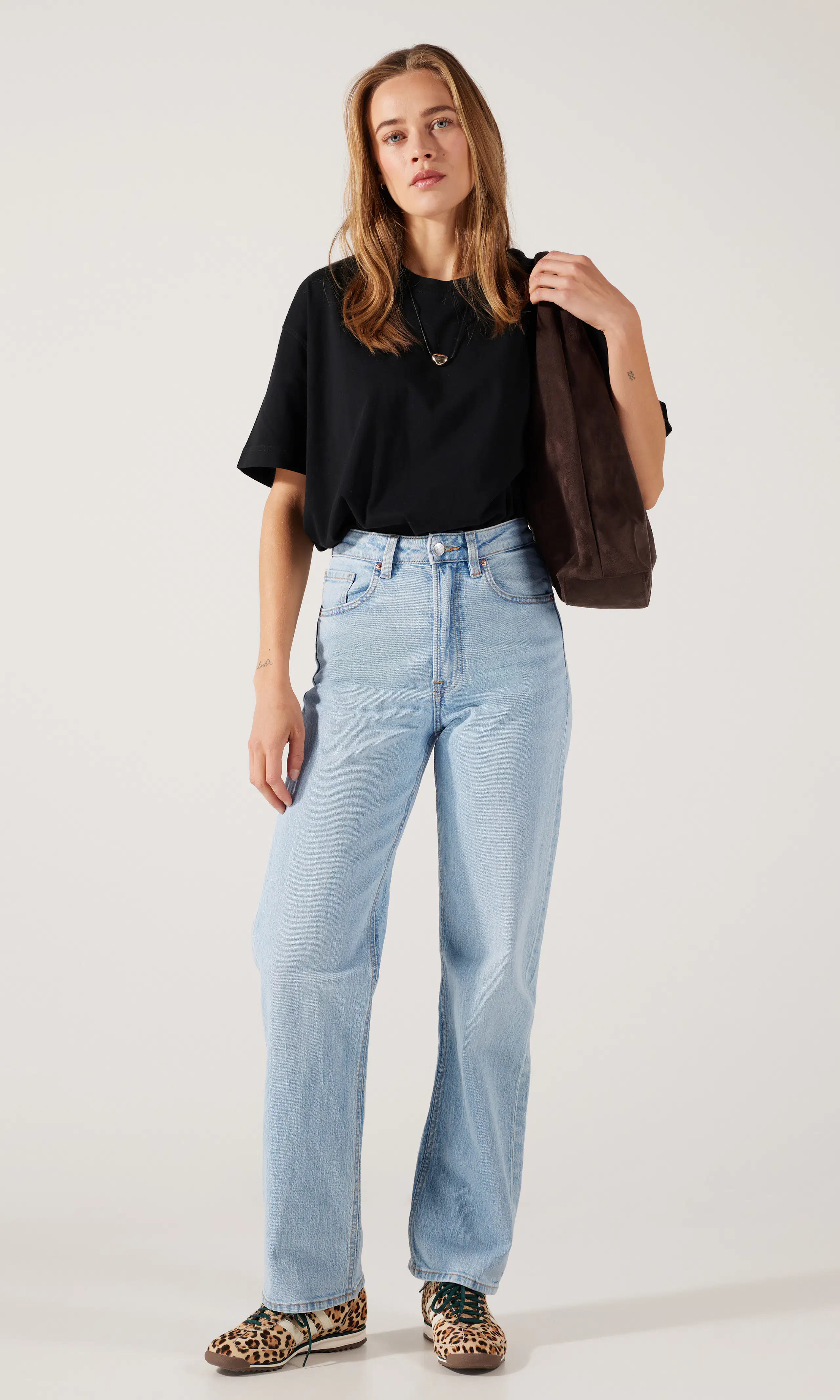 Straight Jeans. Front. Model.