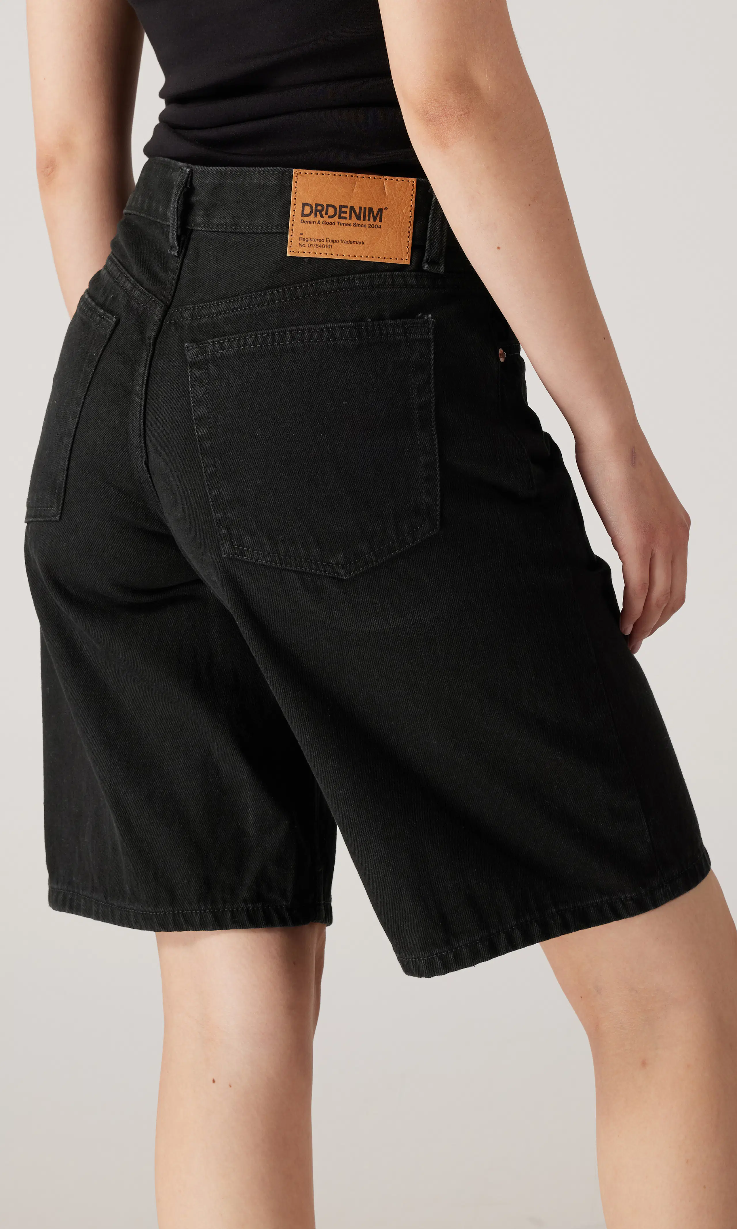 Lea Svarta Denim Shorts. Back. Model.