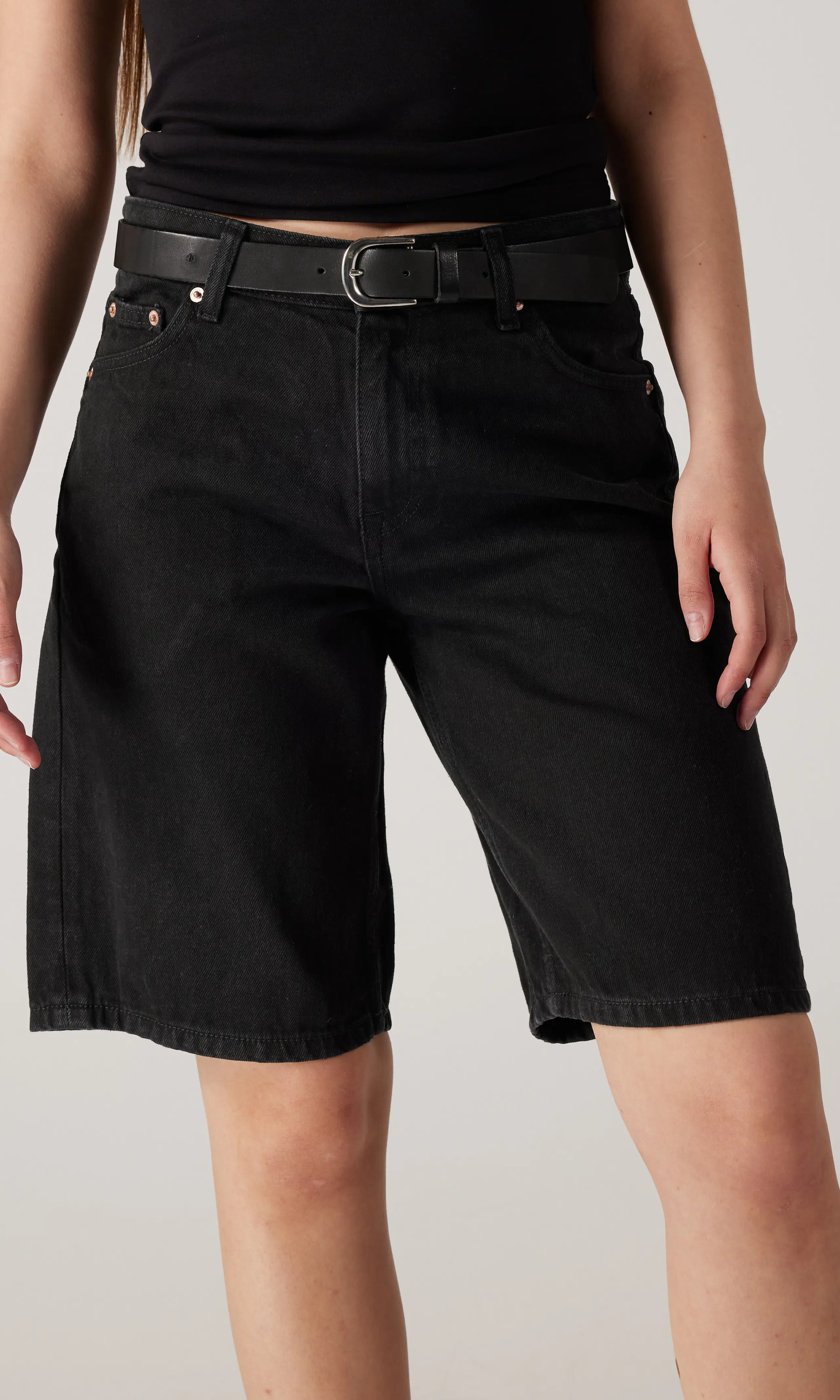 Lea Svarta Denim Shorts. Front. Model.
