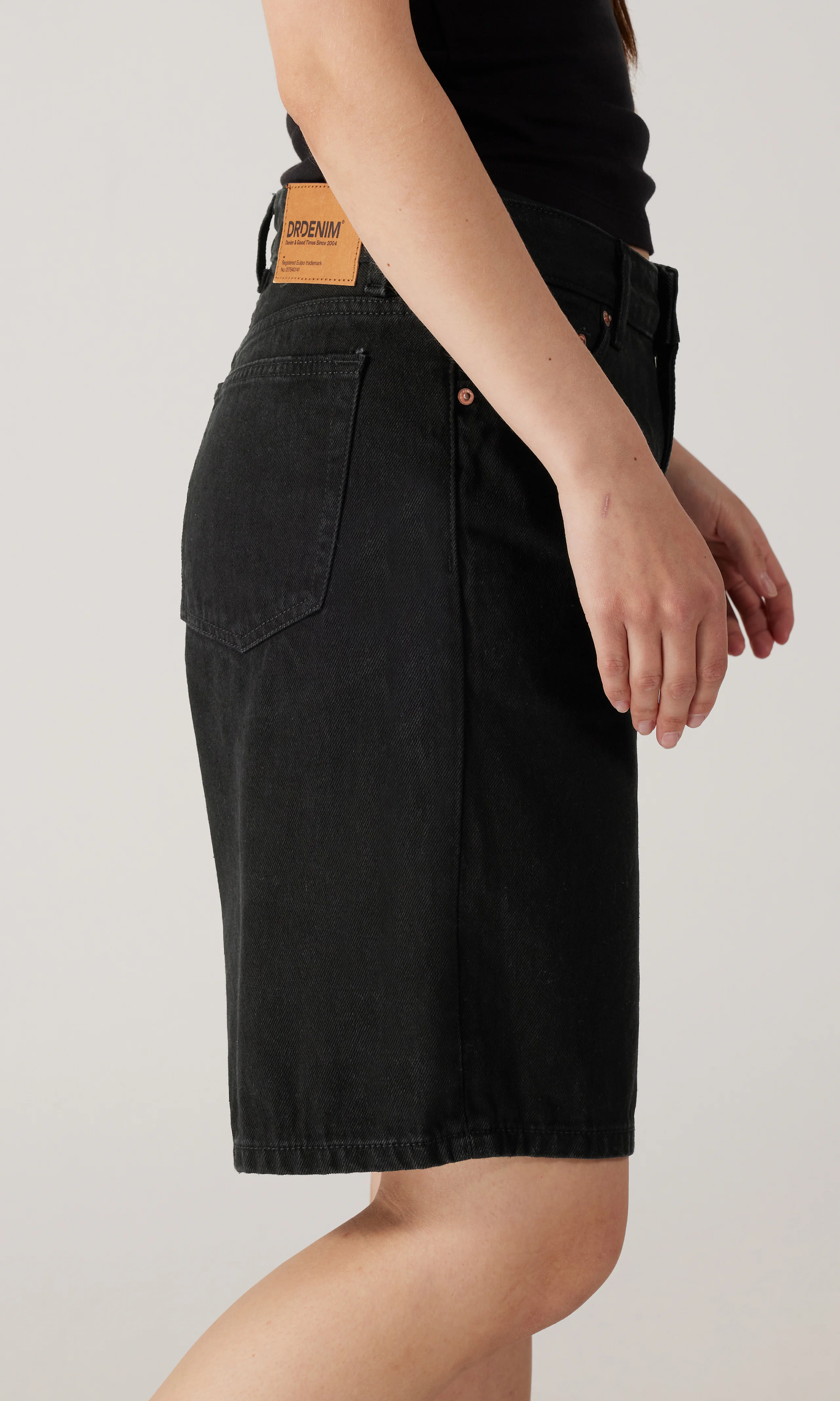 Lea Svarta Denim Shorts. Front 2. Model.