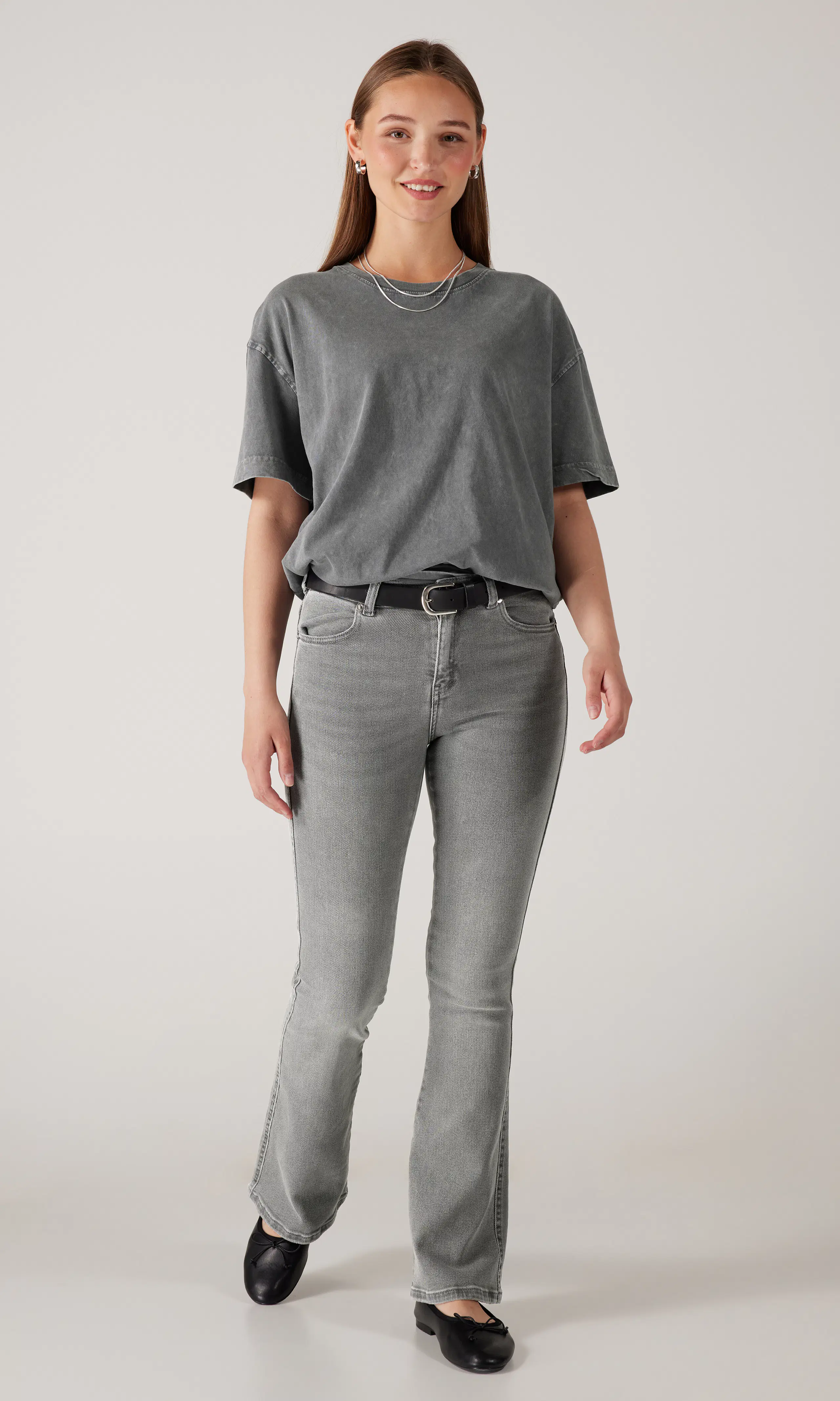 Lexy Mid Bootcut Grå Jeans. Front 1. Model.