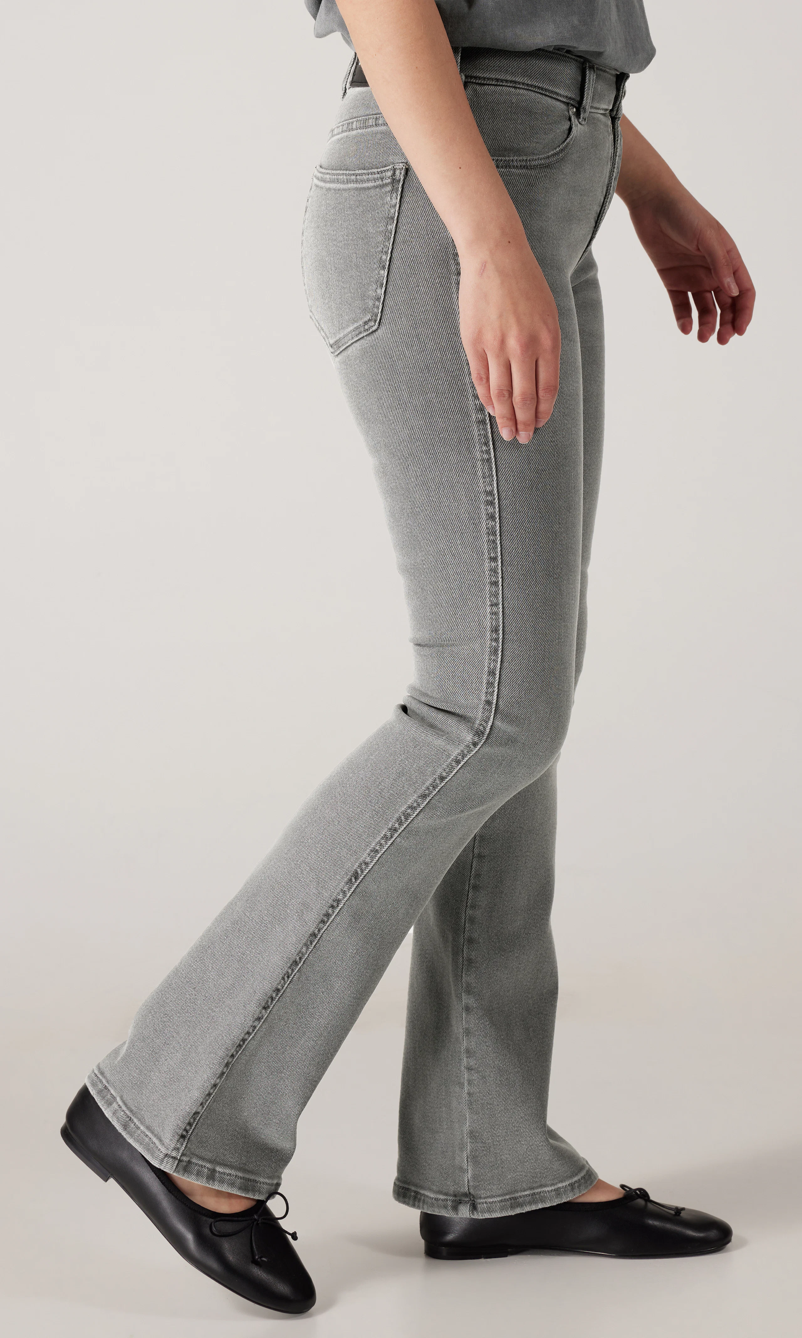 Lexy Mid Bootcut Grå Jeans. Front 2. Model.