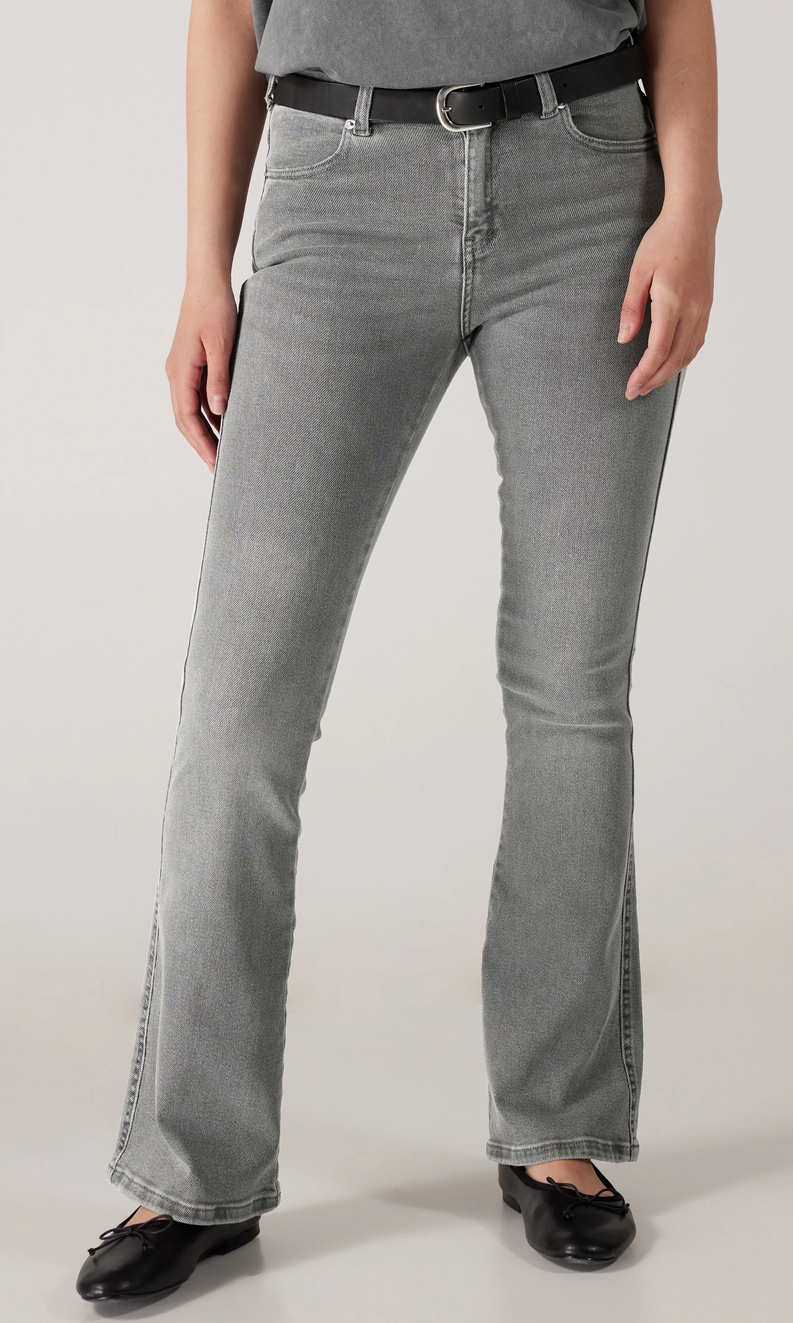Lexy Mid Bootcut Grå Jeans. Front. Model.