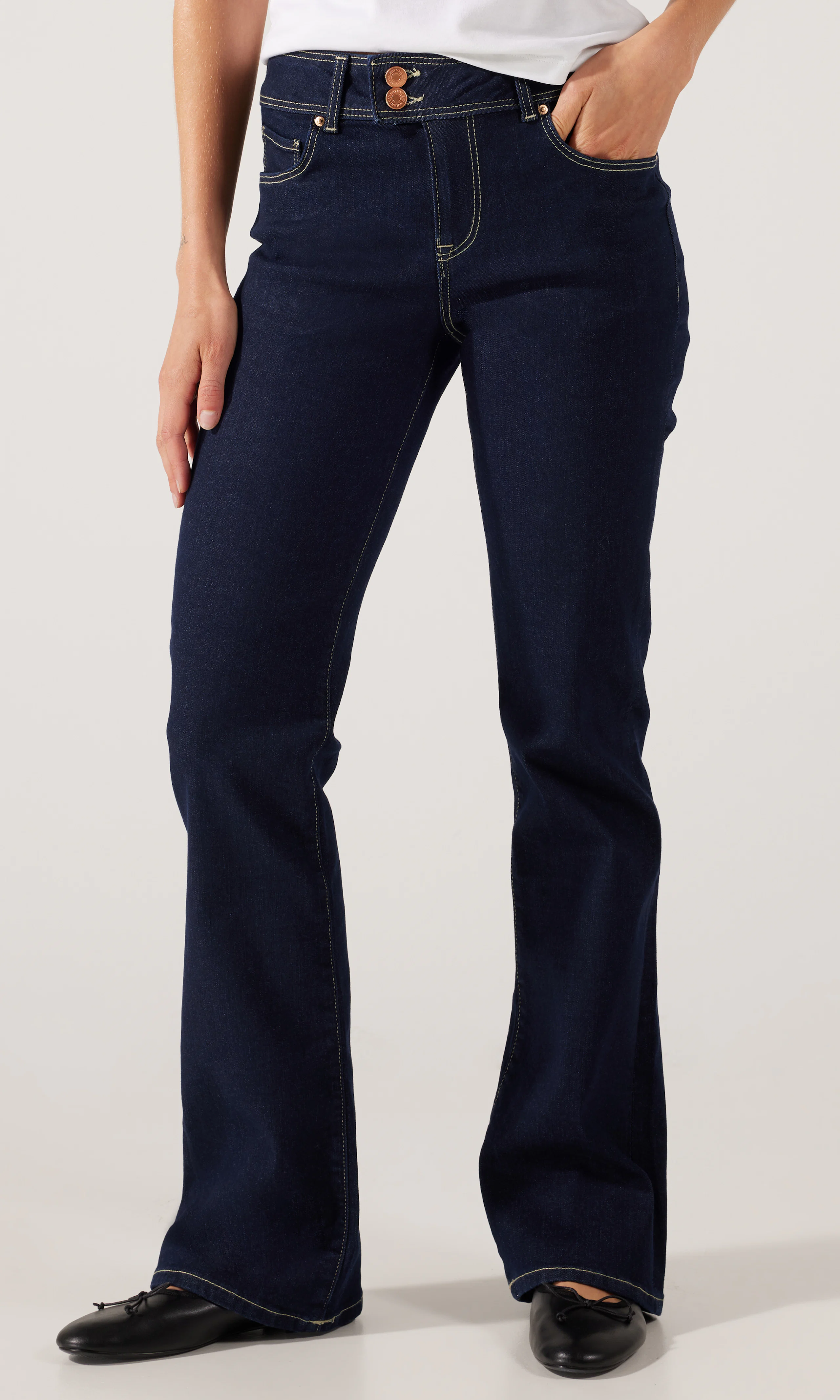 Boot Jeans. Front. Model.