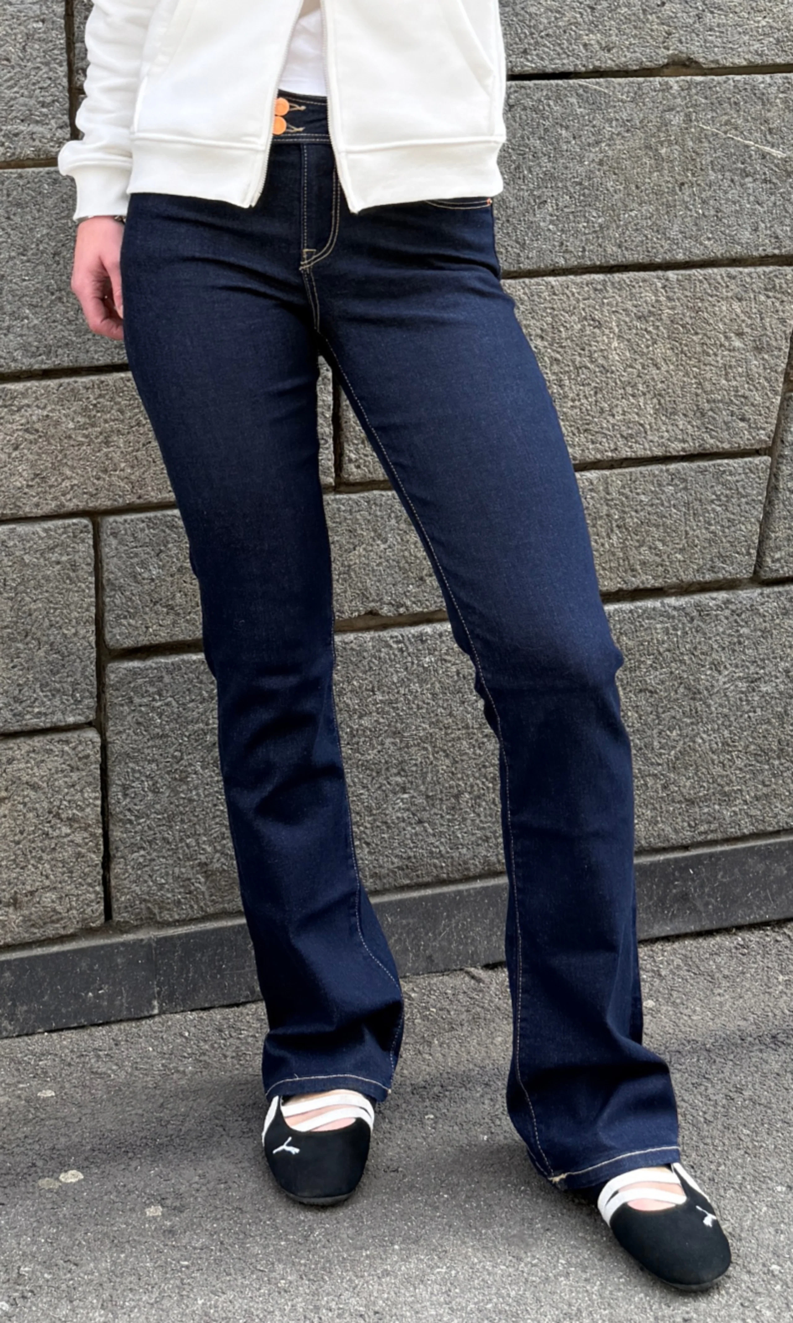 Boot Jeans. Front. Model.