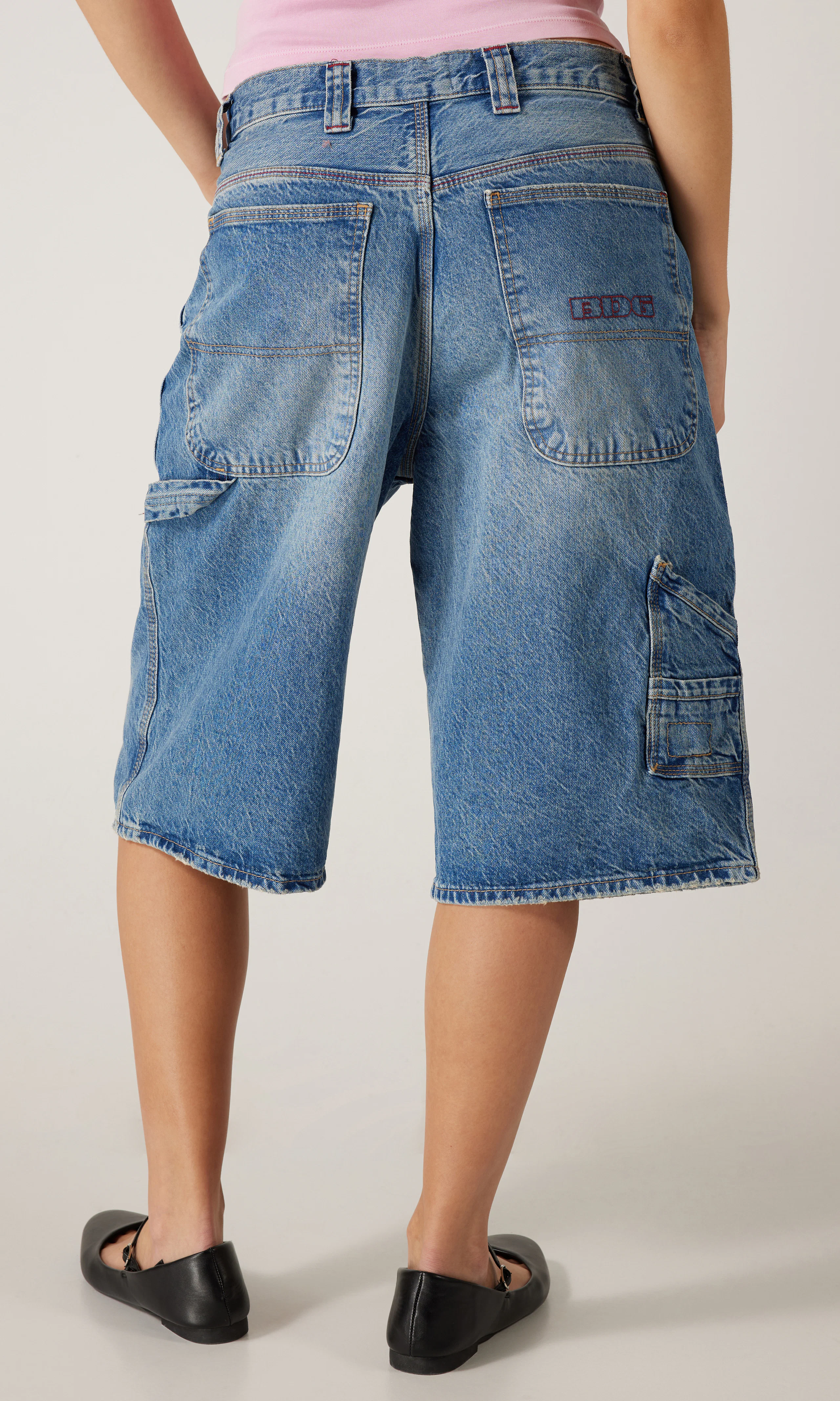 Nicola Lys Blå Denim Shorts. Back. Model.