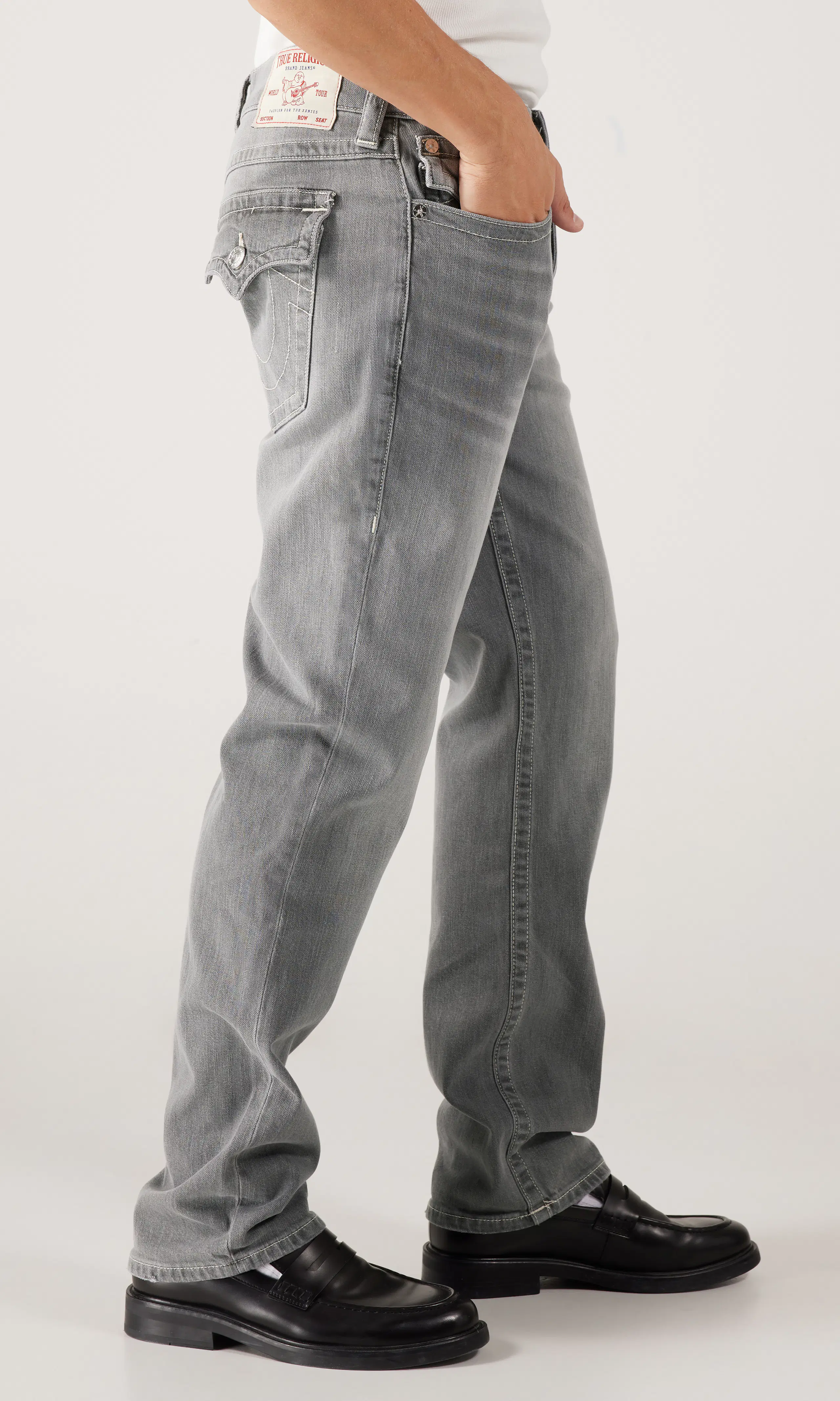 Ricky Flap Grå Jeans. Front 2. Model.