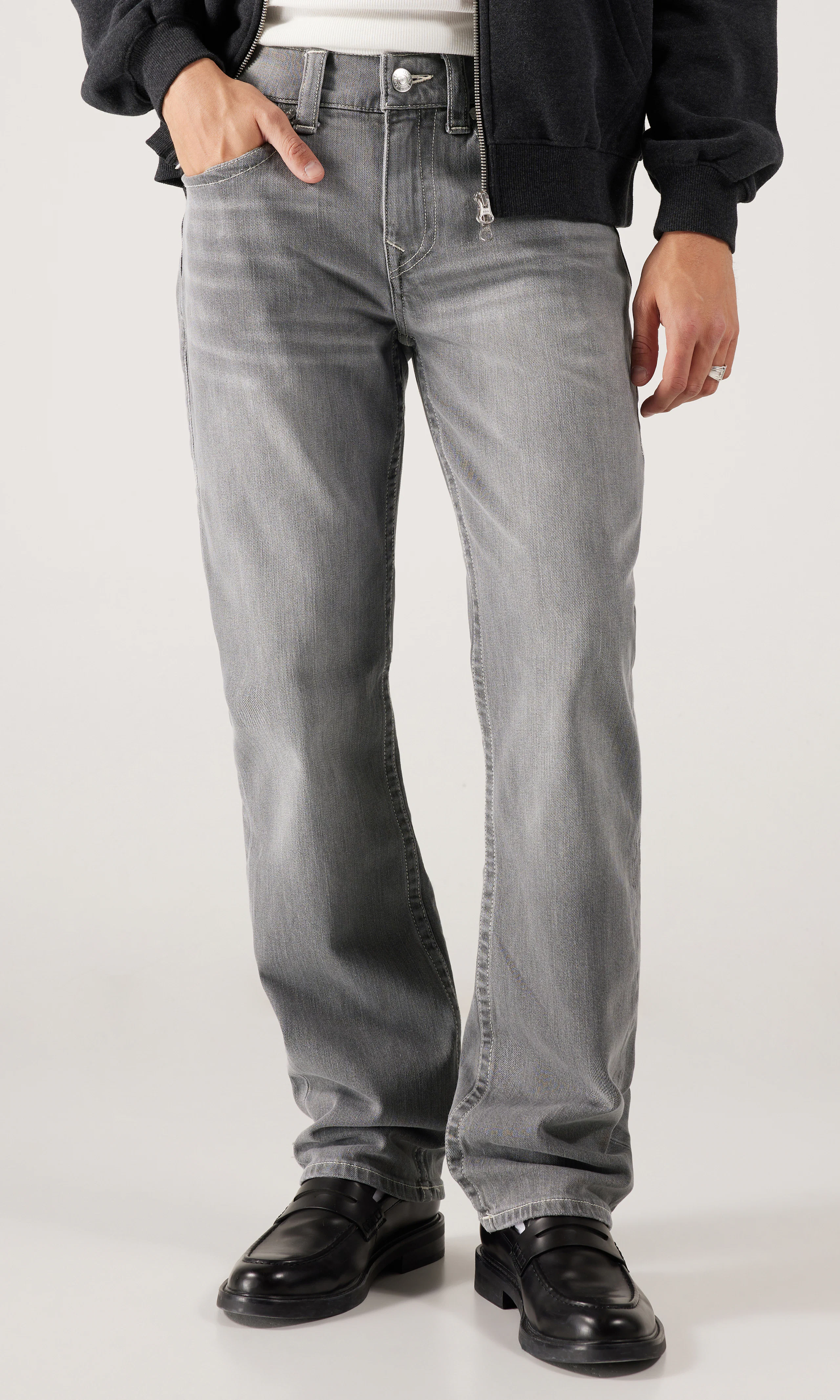 Ricky Flap Grå Jeans. Front. Model.