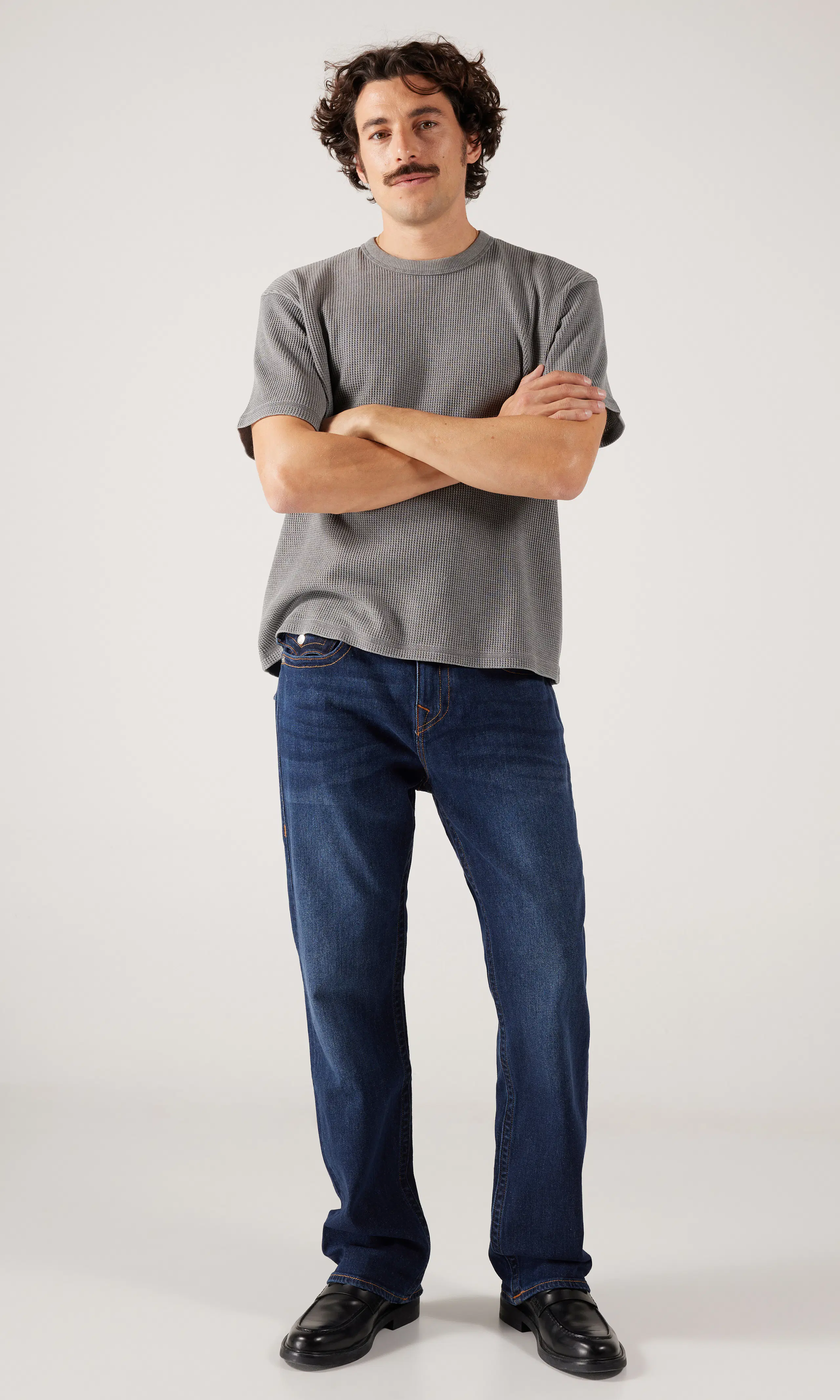 Ricky Flap Mörkblå Jeans. Front 1. Model.