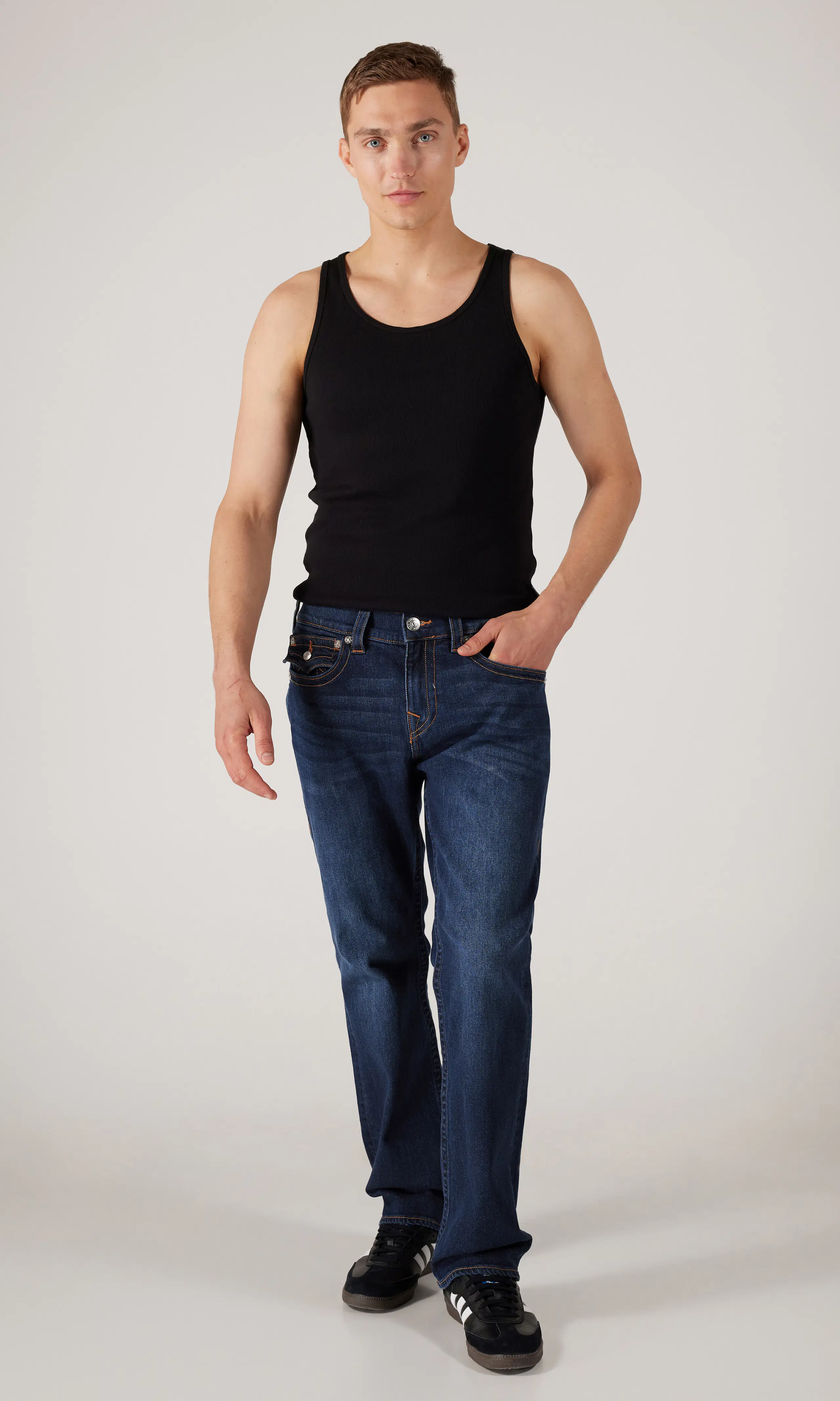 Ricky Flap Mörkblå Jeans. Front 1. Model.