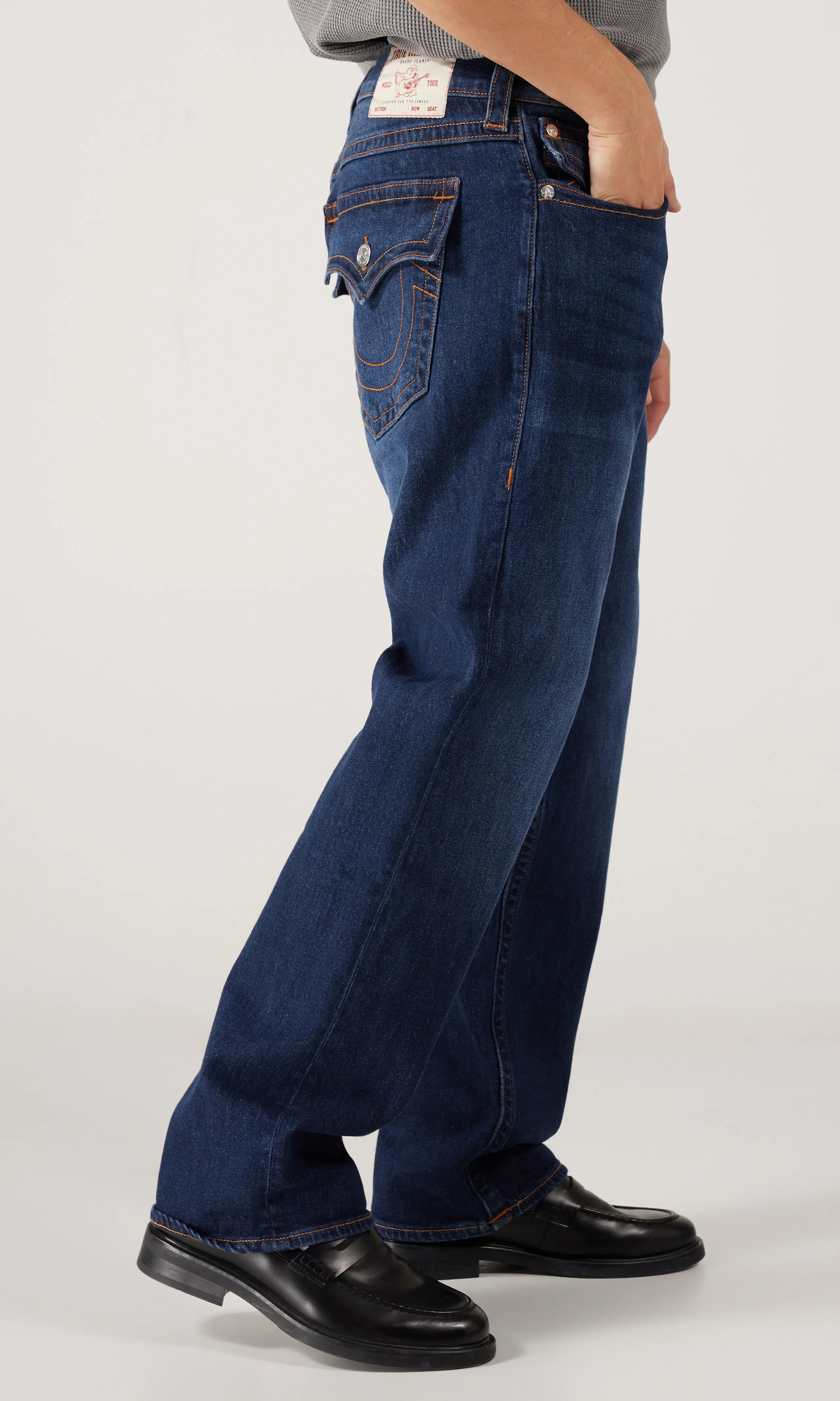 Ricky Flap Mörkblå Jeans. Front 2. Model.